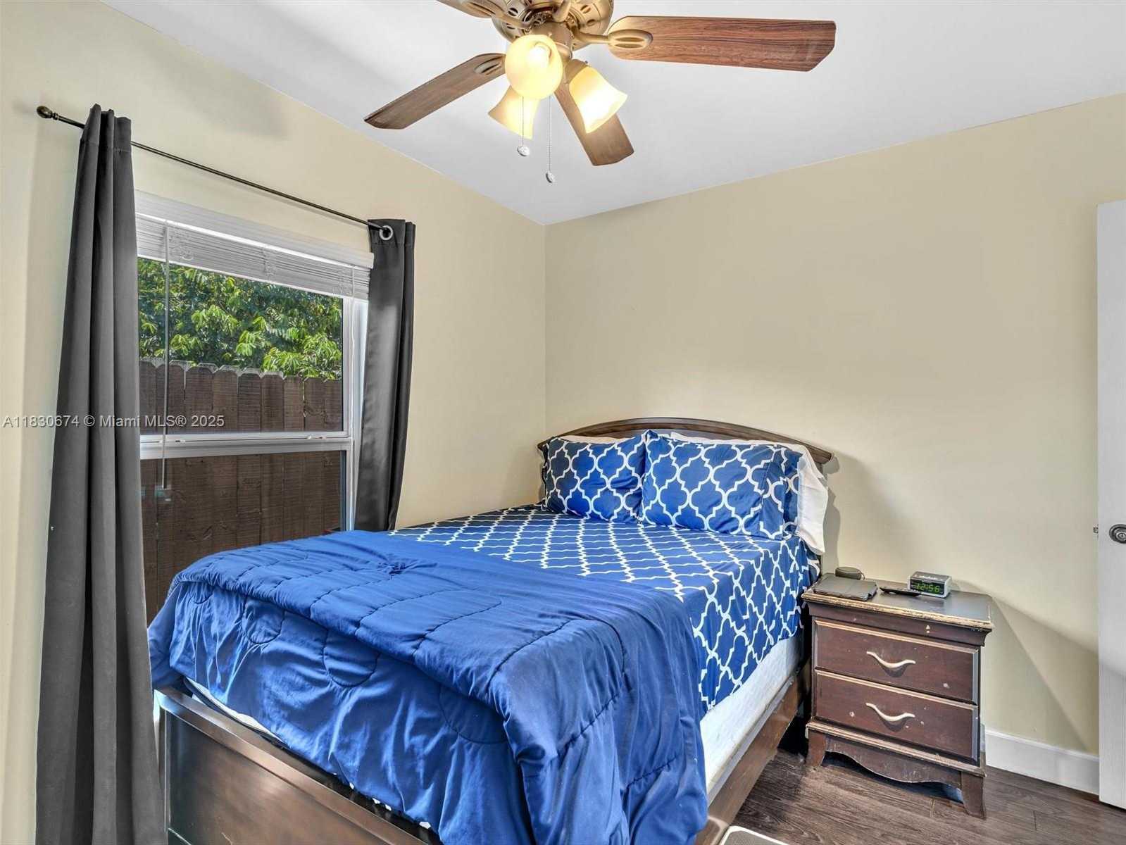Small Image of Pembroke Pines Number 18