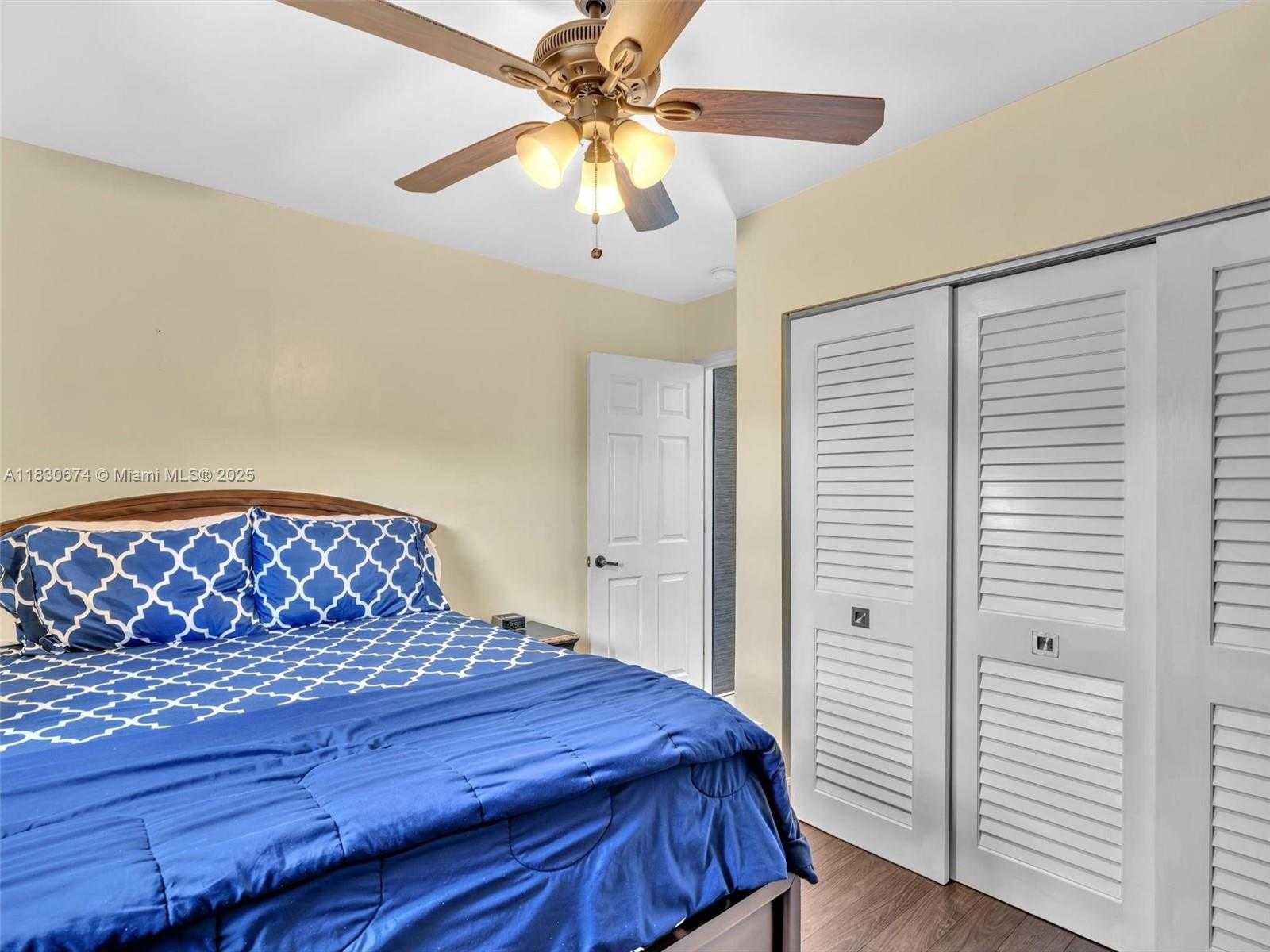 Small Image of Pembroke Pines Number 19