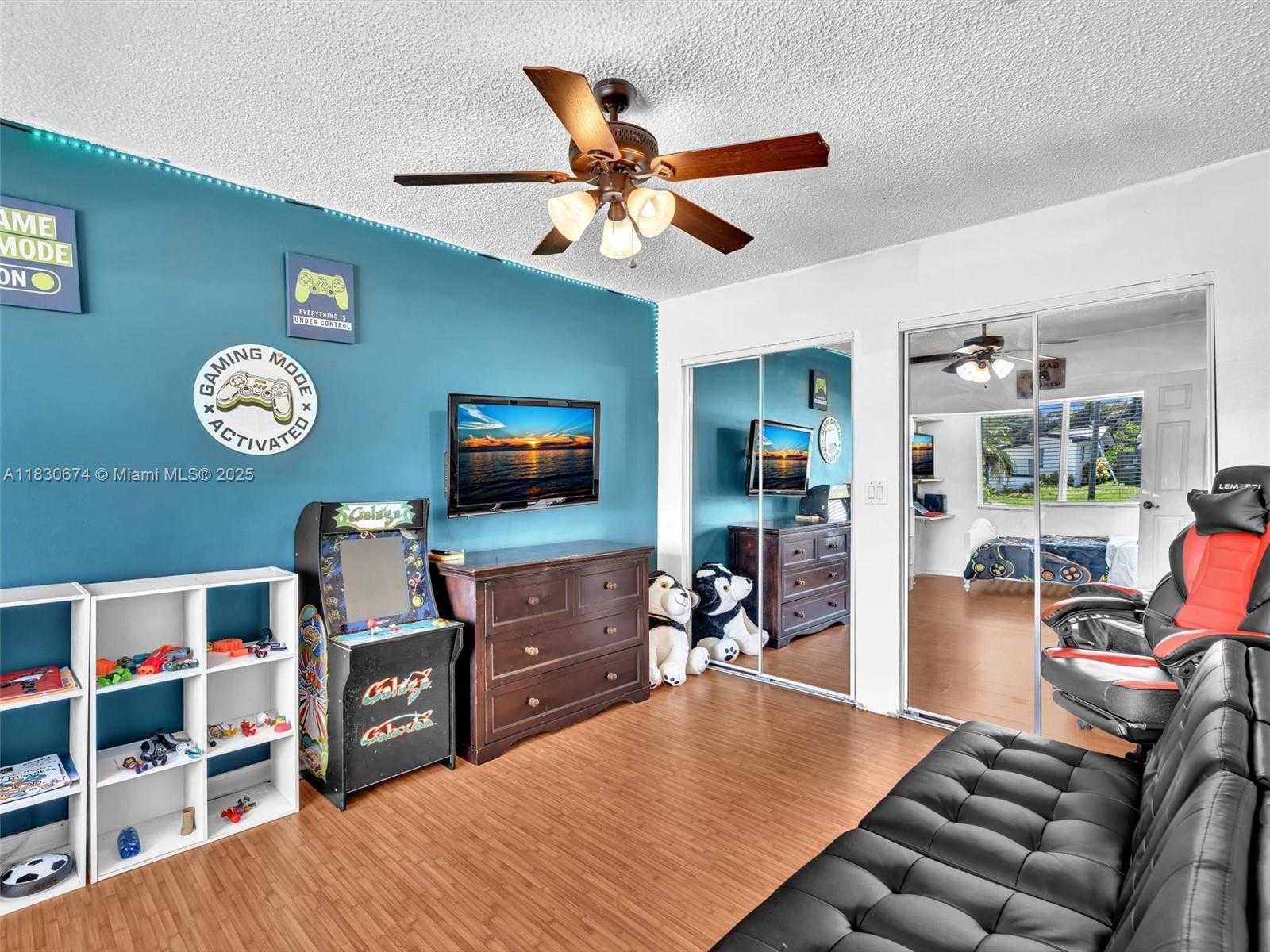 Small Image of Pembroke Pines Number 20