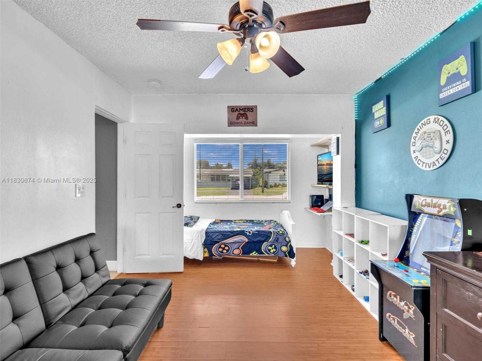 Small Image of Pembroke Pines Number 21