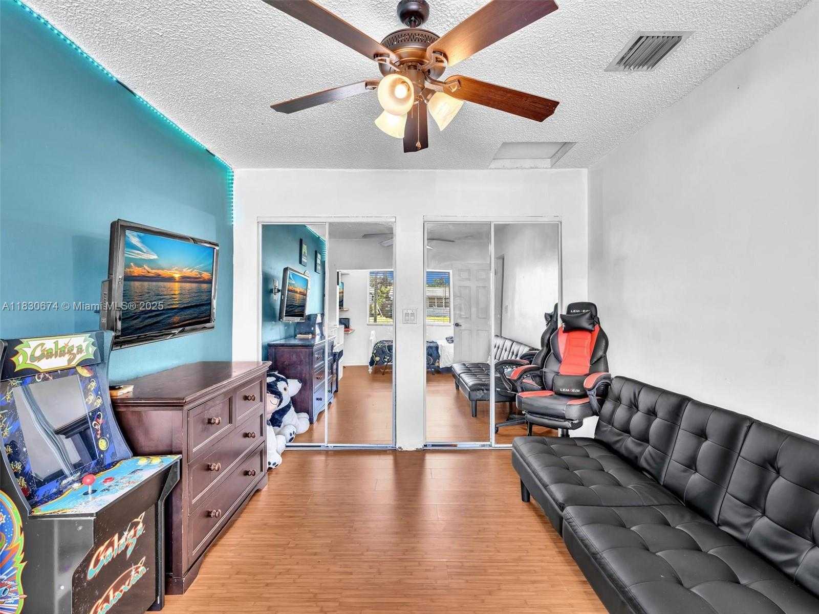 Small Image of Pembroke Pines Number 22
