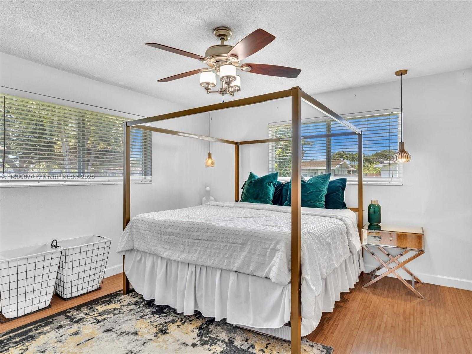 Small Image of Pembroke Pines Number 23