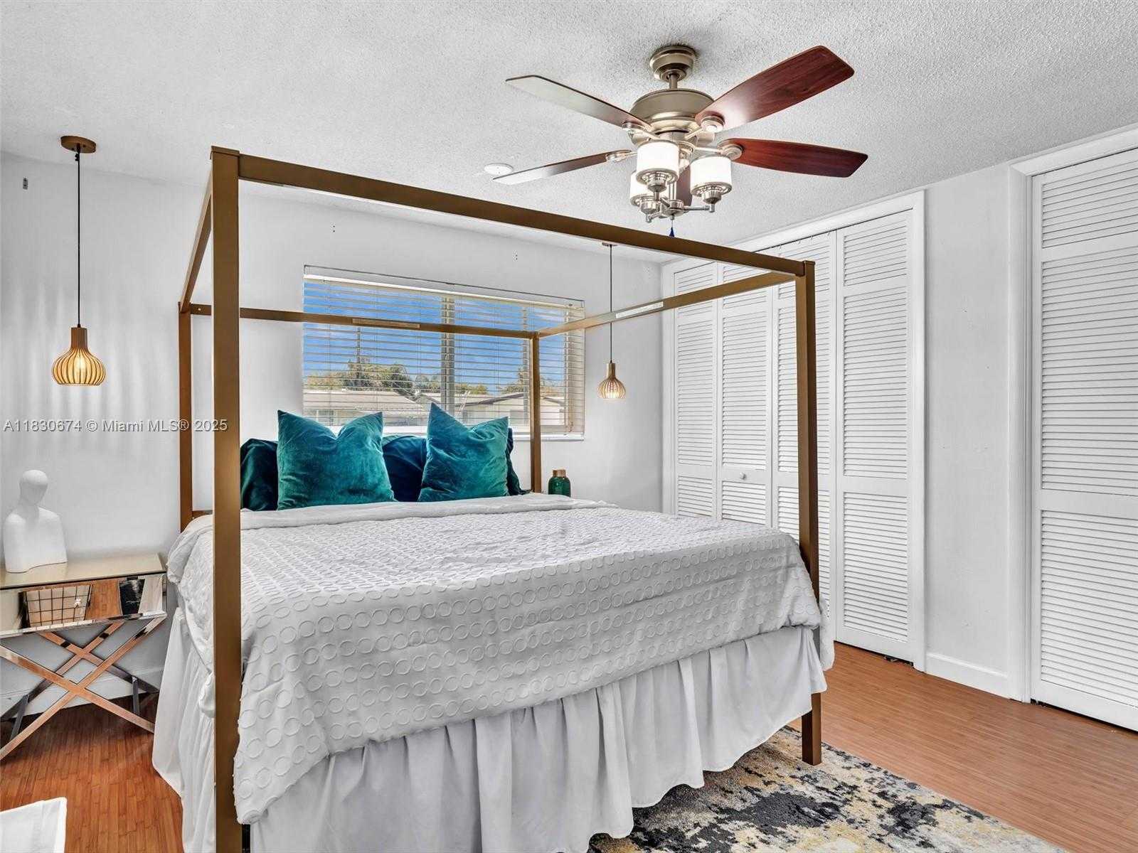 Small Image of Pembroke Pines Number 24