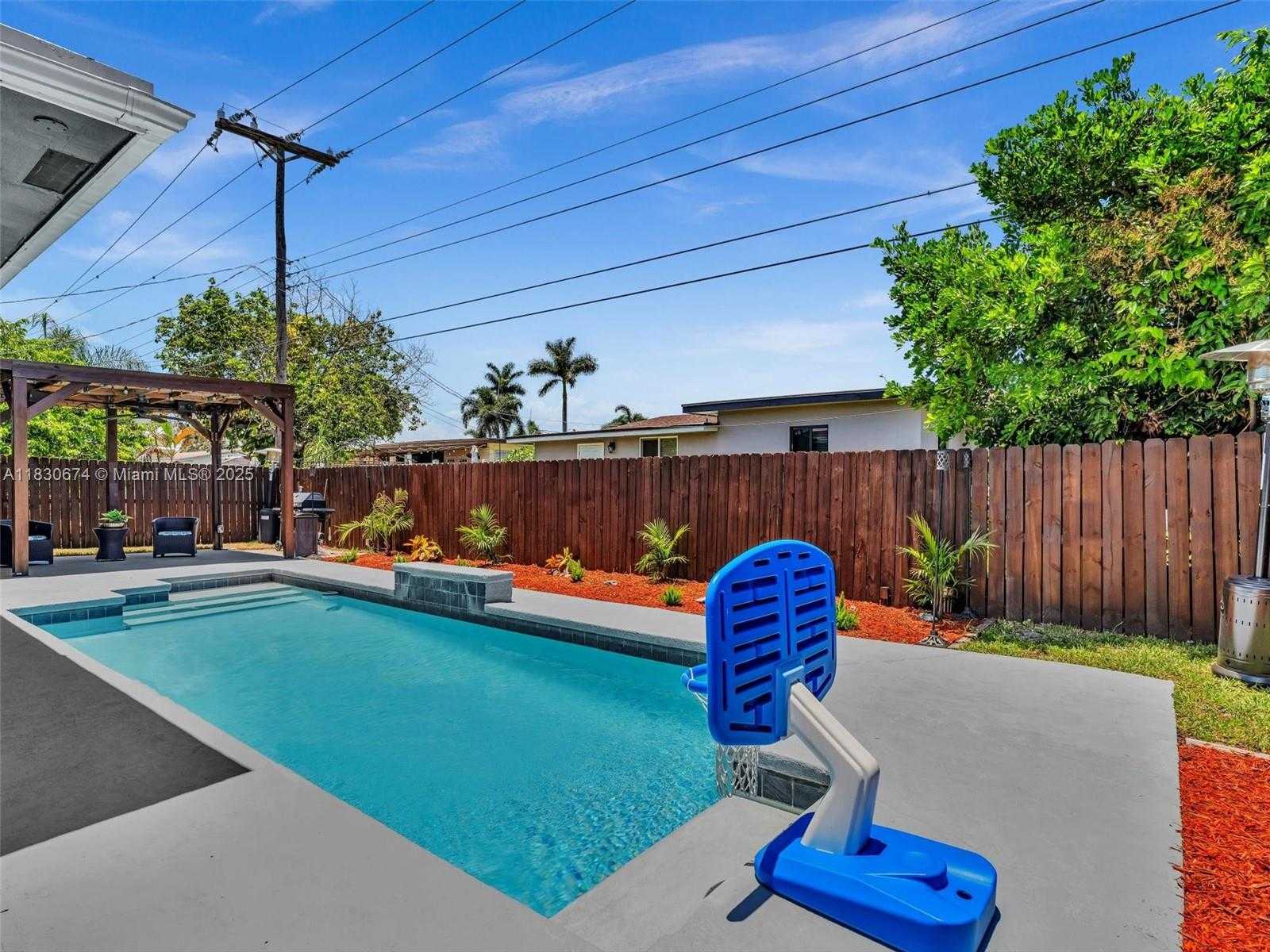 Small Image of Pembroke Pines Number 33