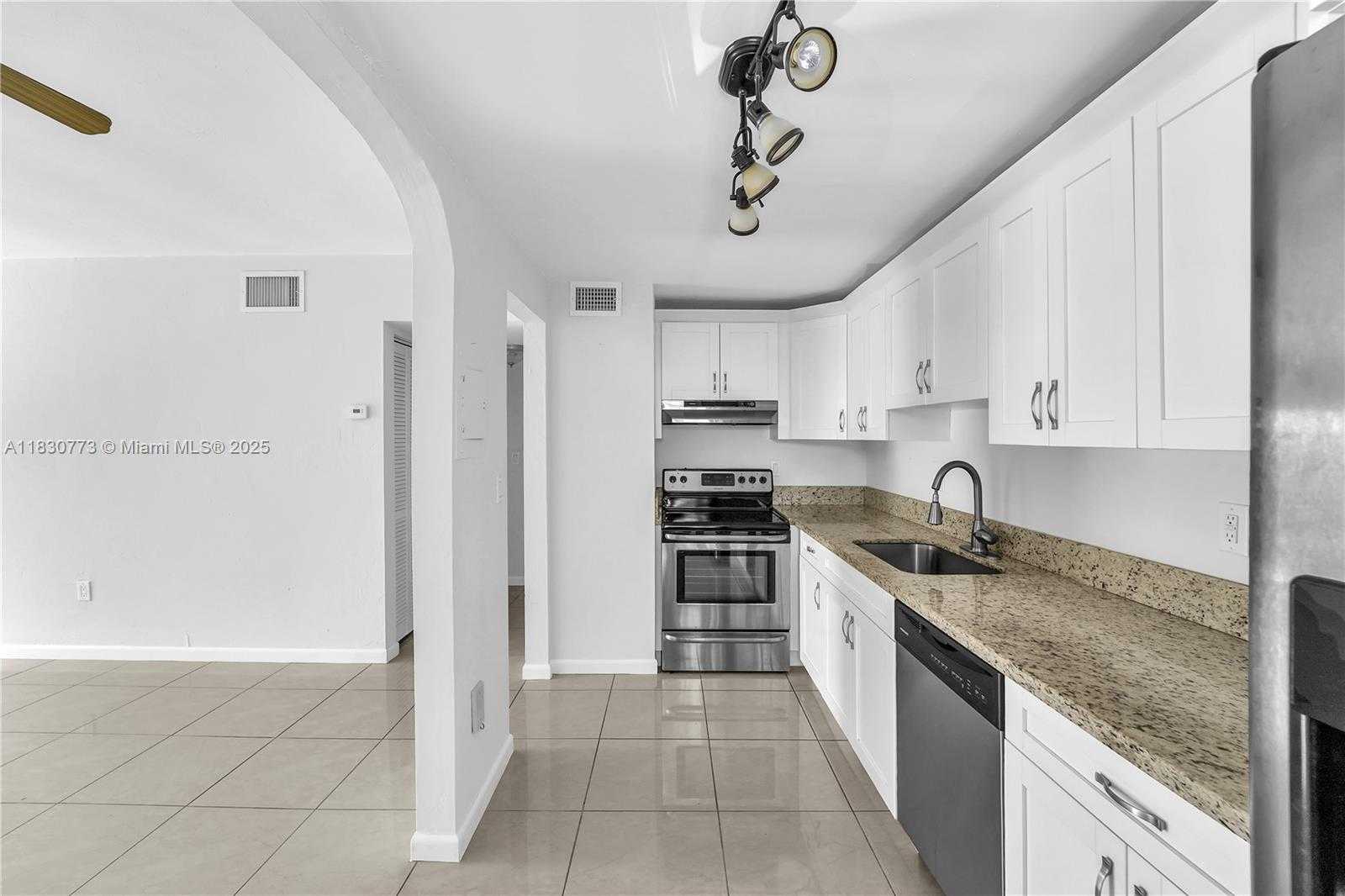 Small Image of 13882 SOUTH WEST 90TH AVE #HH217, Miami Number 5