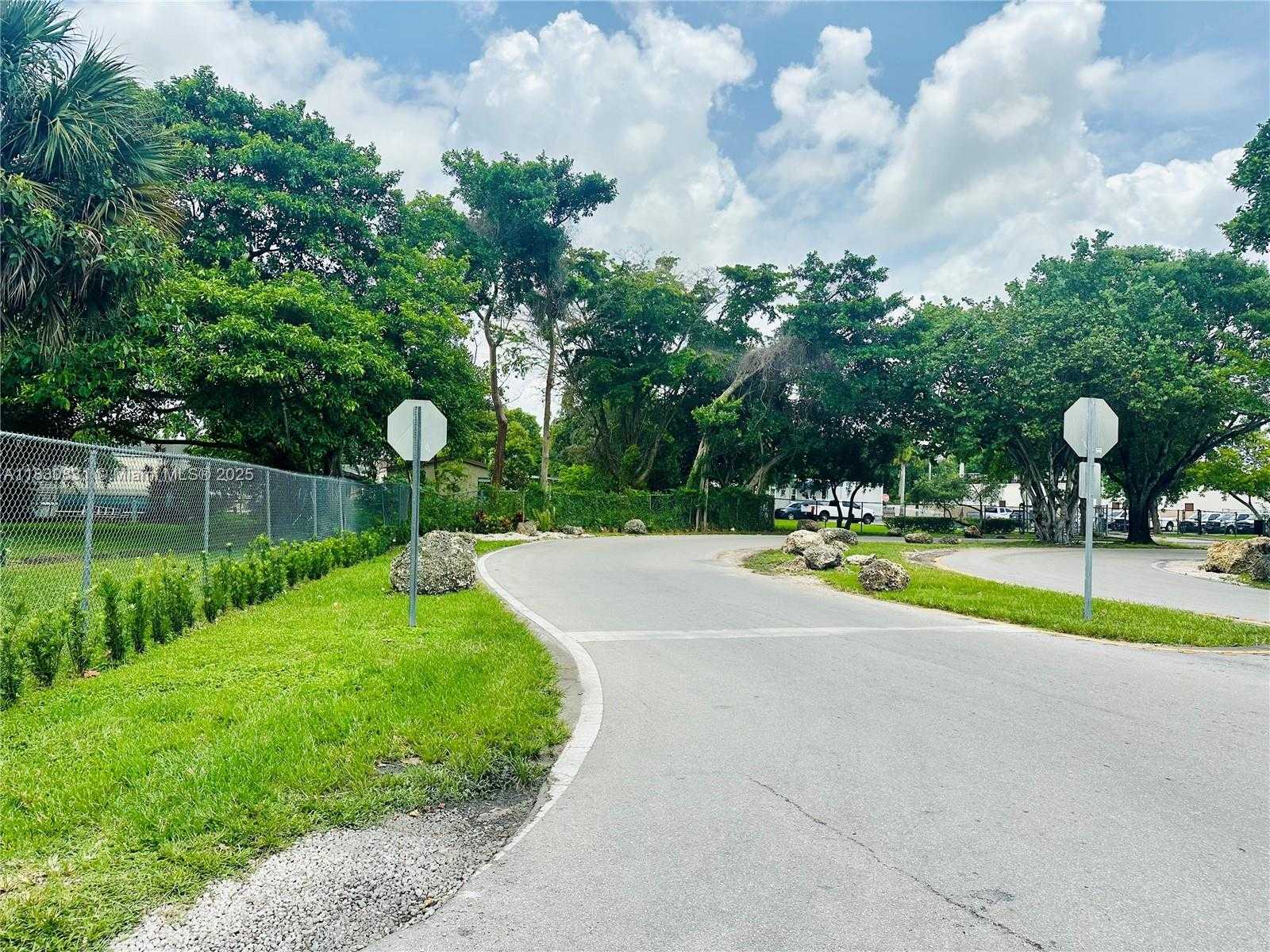 Small Image of 19800 SOUTH WEST 180TH #583, Miami Number 13
