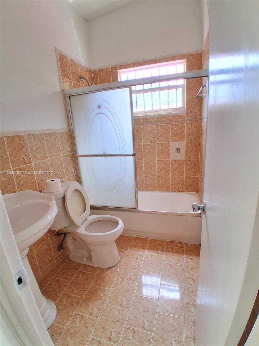 Small Image of 20769 NORTH WEST 41ST AVE RD, Miami Gardens Number 23