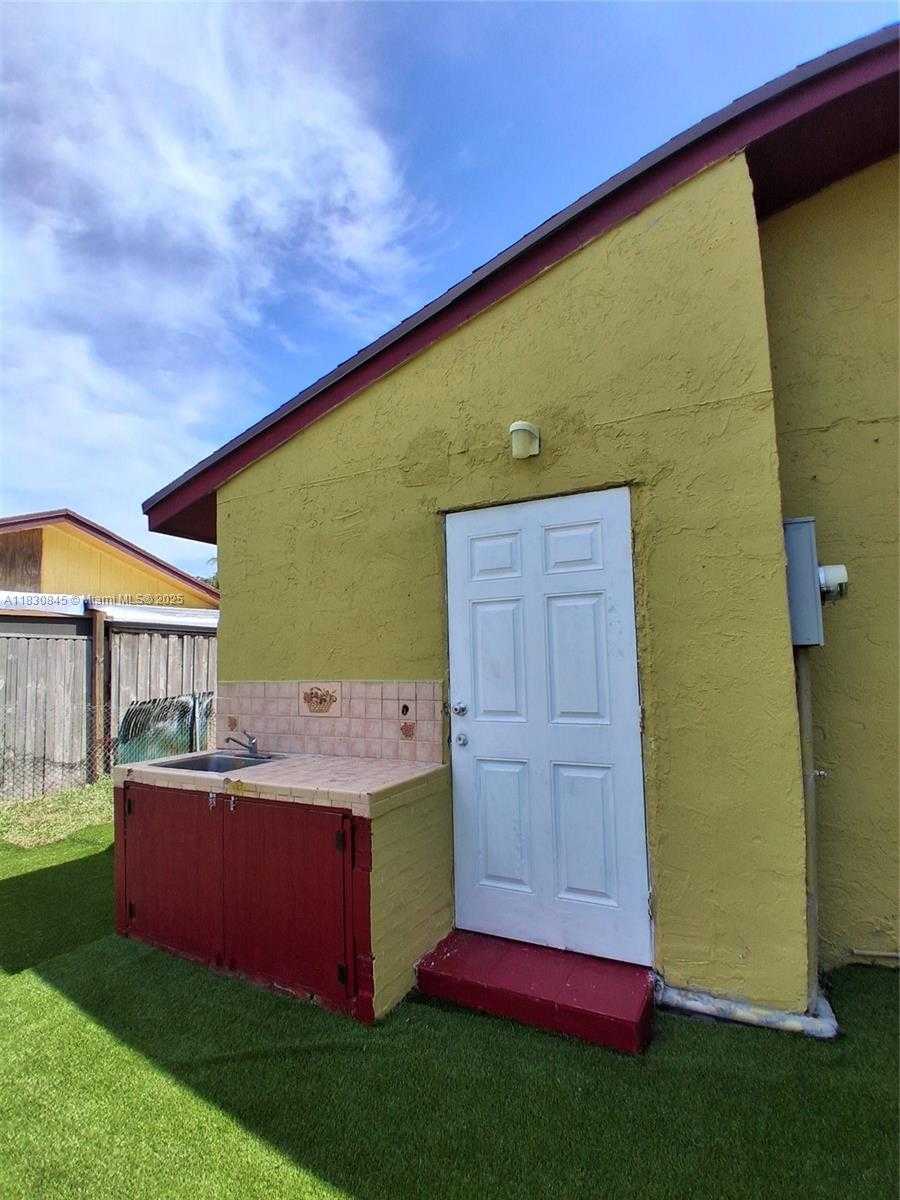 Small Image of 20769 NORTH WEST 41ST AVE RD, Miami Gardens Number 7