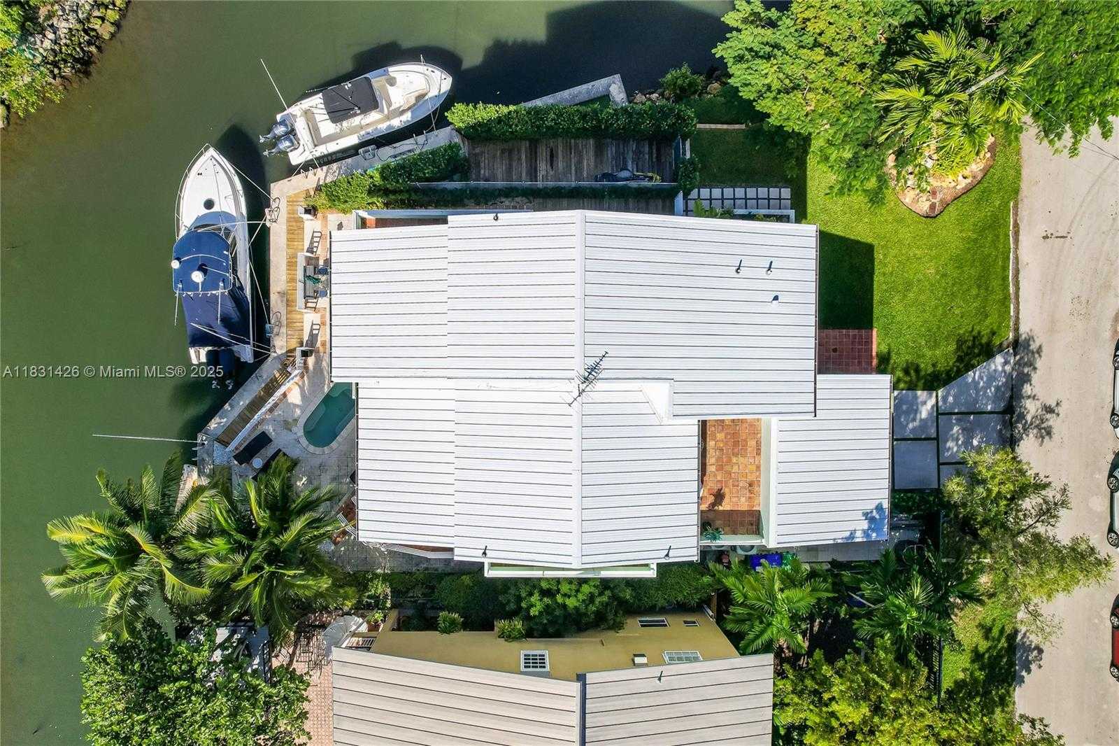 Small Image of 3520 ROCKERMAN RD, Miami Number 40
