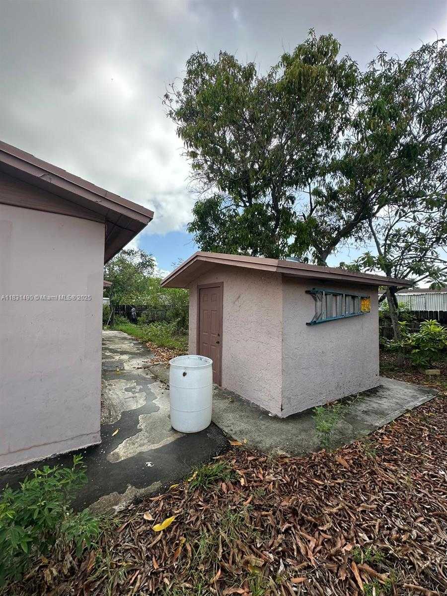 Small Image of 1360 SOUTH WEST 6TH TER, Deerfield Beach Number 2