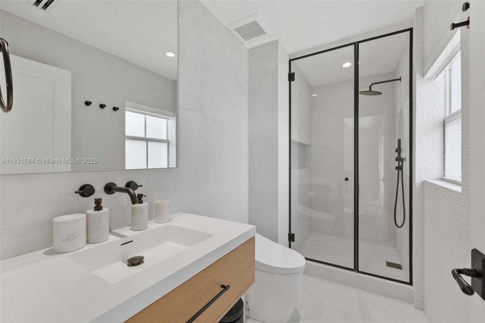 Small Image of 506 SUNSET DR, Coral Gables Number 18