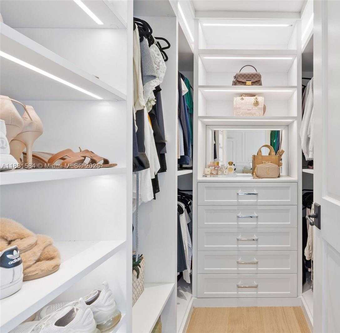 Small Image of 506 SUNSET DR, Coral Gables Number 19