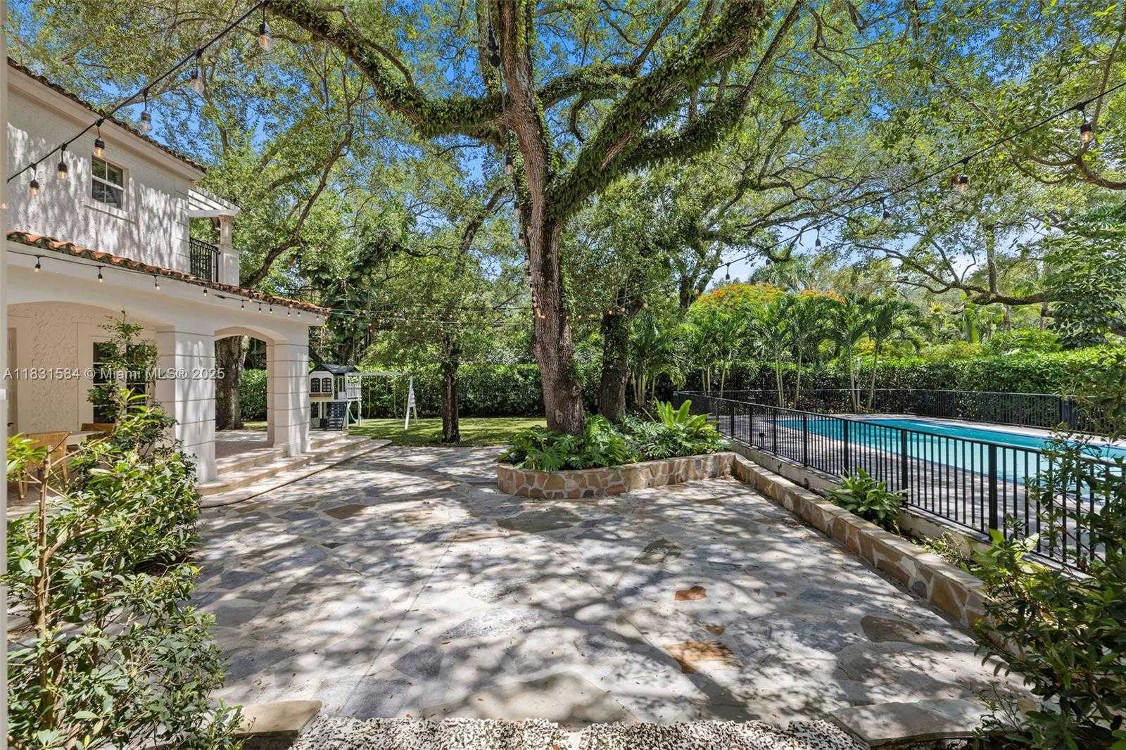 Small Image of 506 SUNSET DR, Coral Gables Number 25