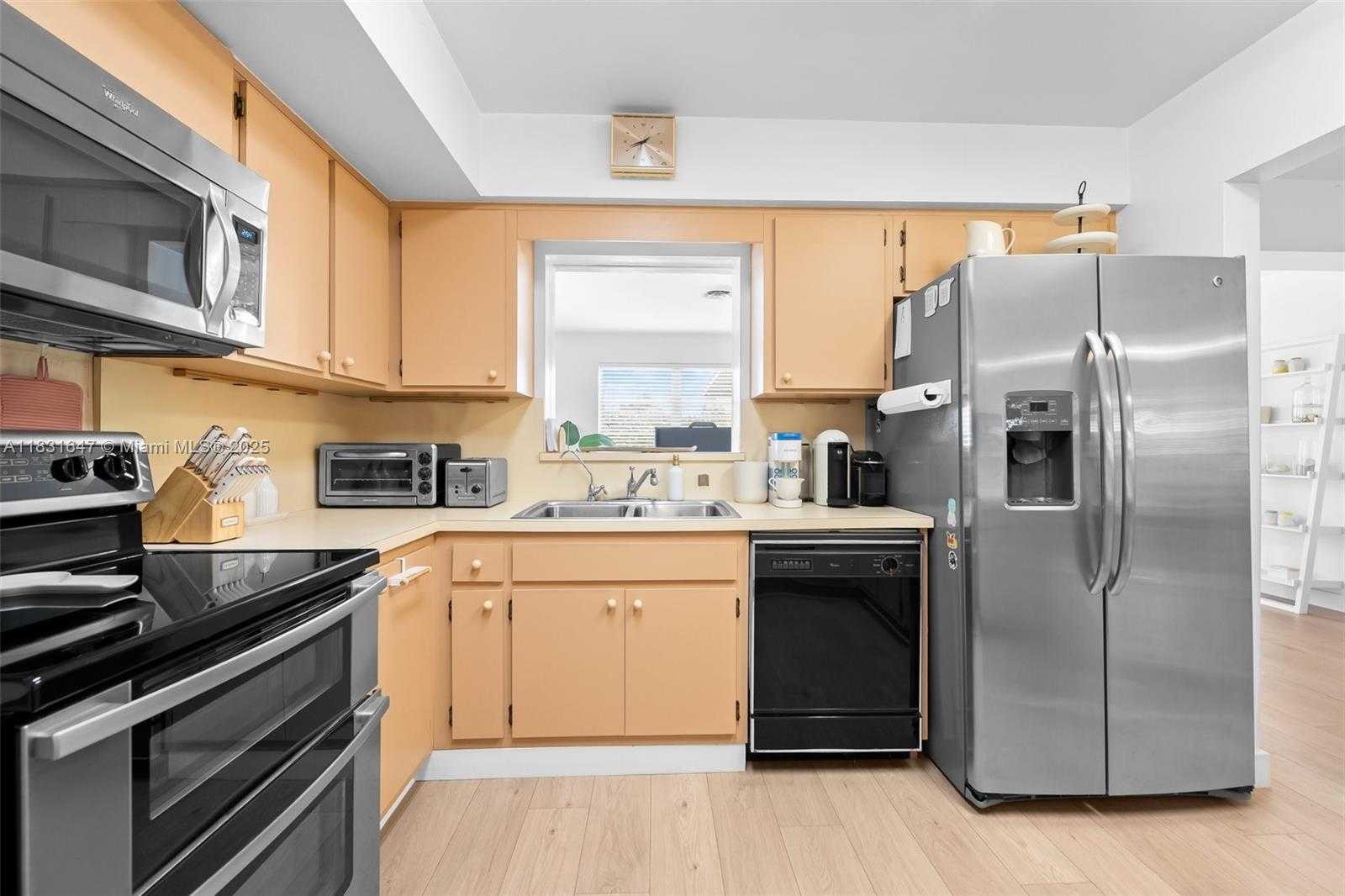 Small Image of 2015 NORTH 37TH AVE, Hollywood Number 9