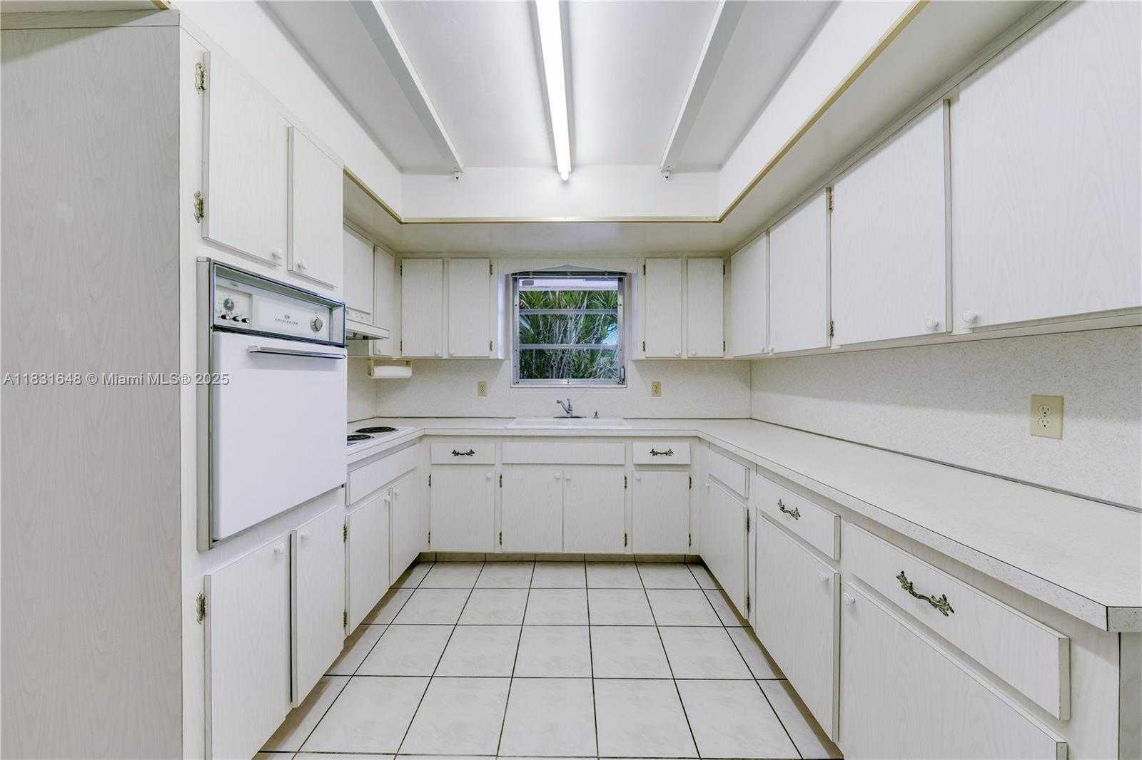 Small Image of 9640 SOUTH WEST 72ND CT, Pinecrest Number 4