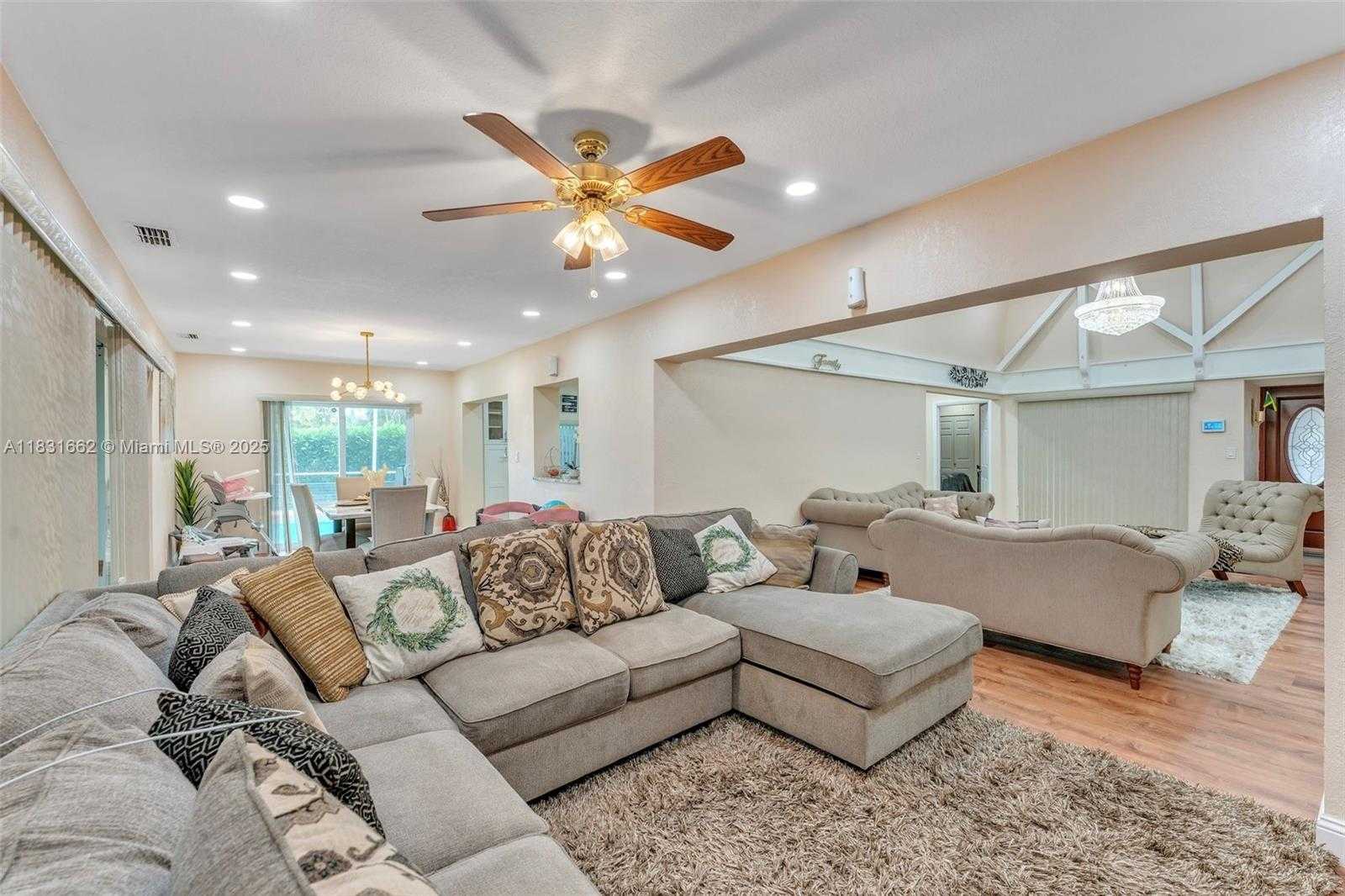 Small Image of 5706 SOUTH TRAVELERS PALM LN, Tamarac Number 5