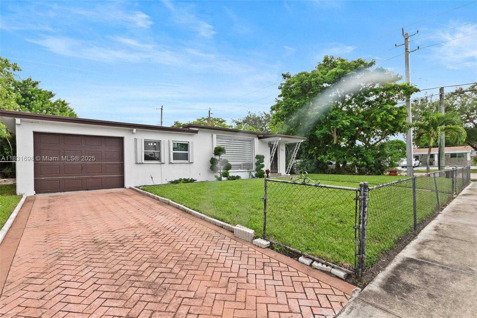 Small Image of 7201 HAYES ST, Hollywood Number 2
