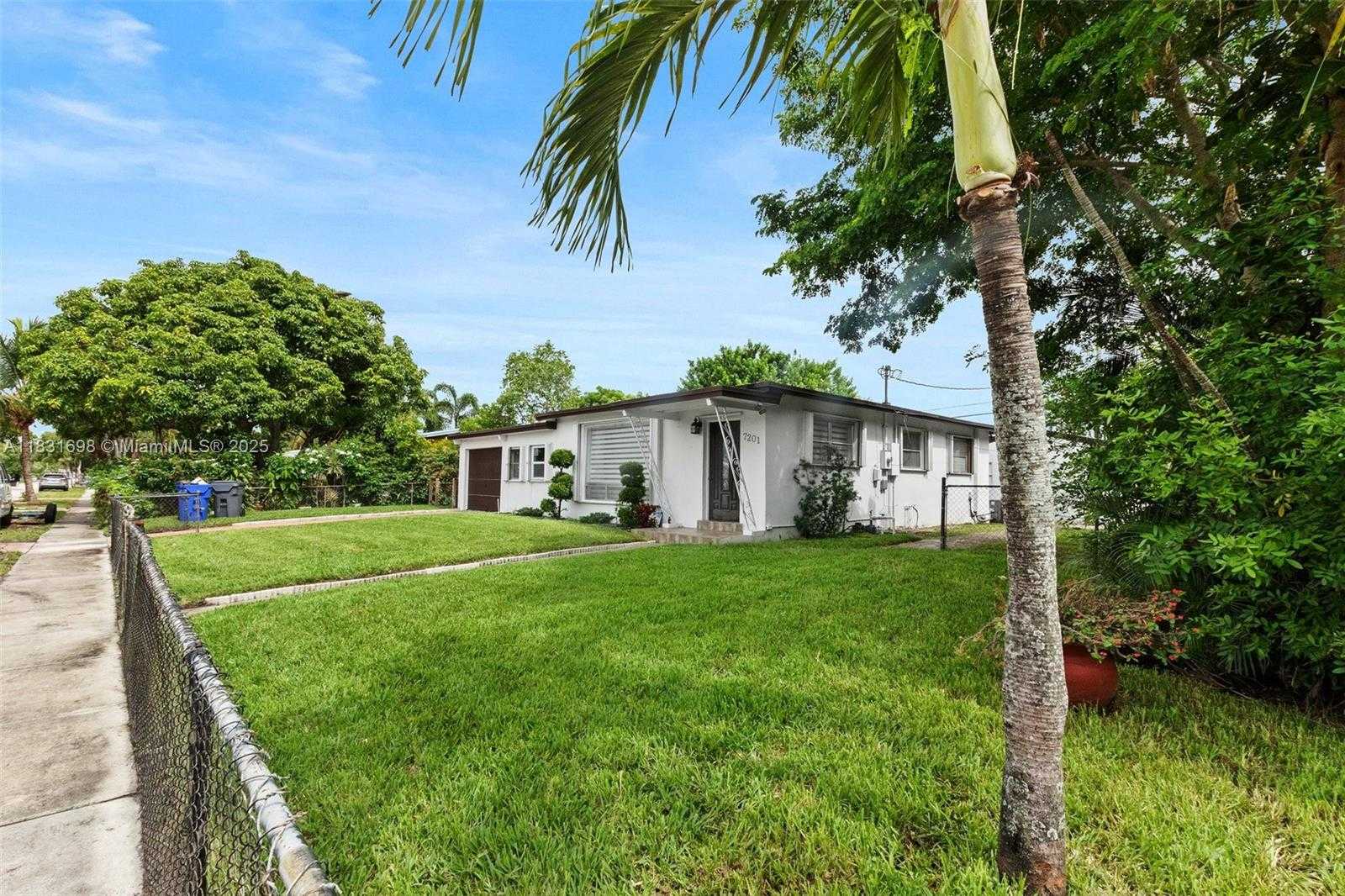 Small Image of 7201 HAYES ST, Hollywood Number 3