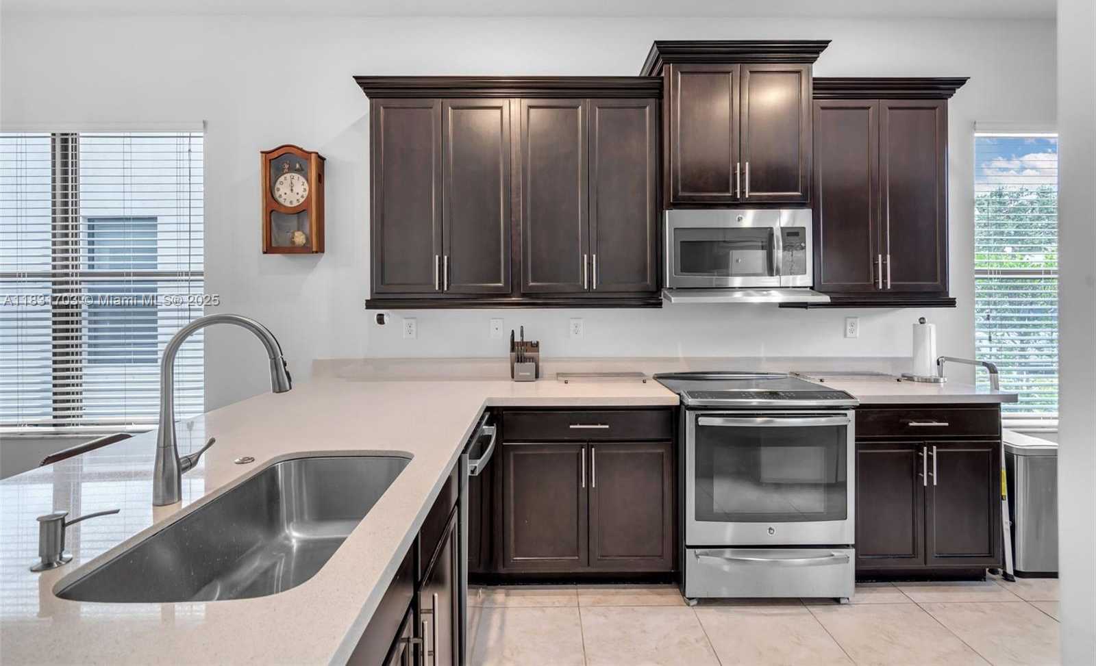 Small Image of 3274 WEST 96TH PL, Hialeah Number 11