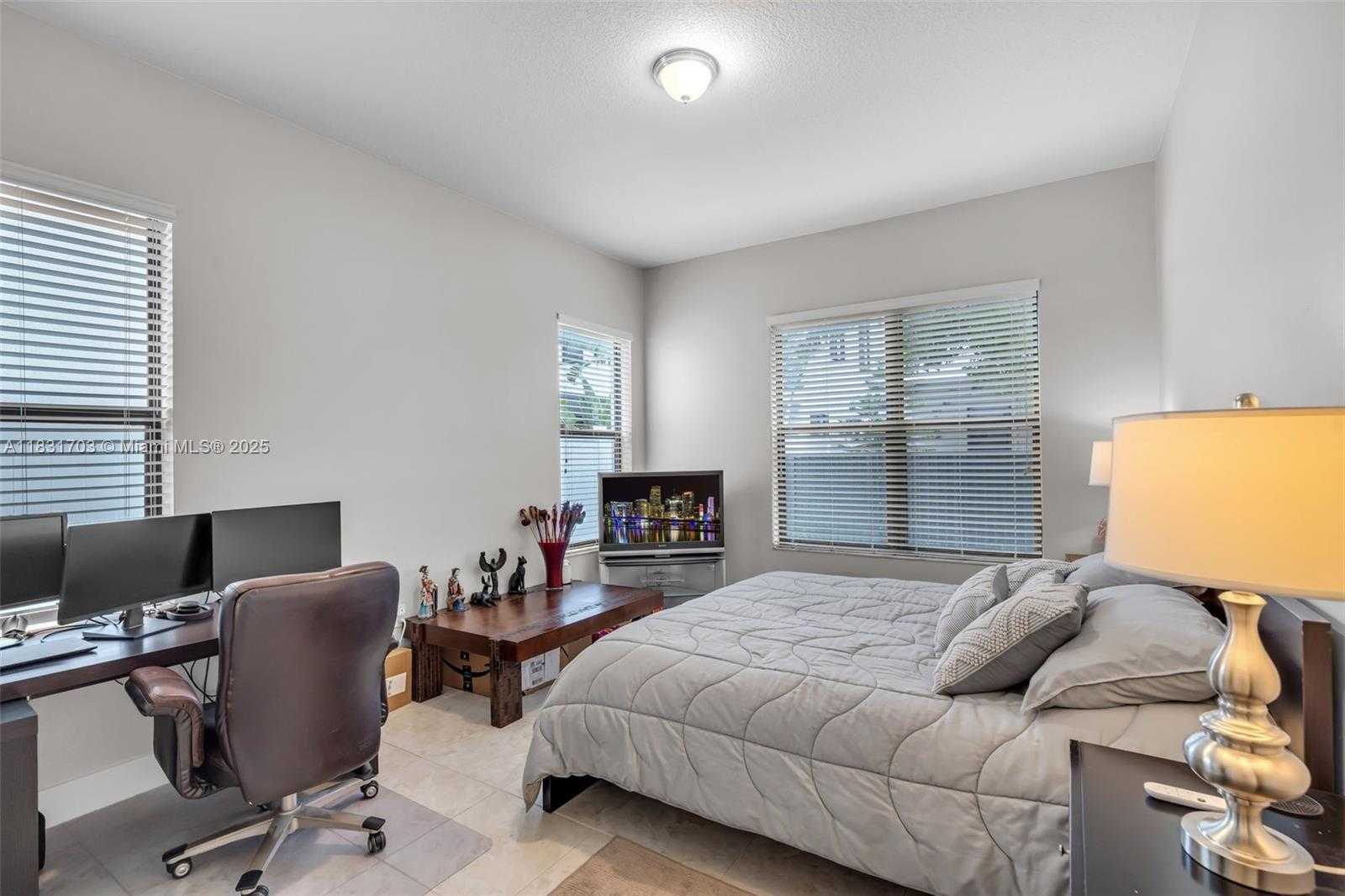 Small Image of 3274 WEST 96TH PL, Hialeah Number 15