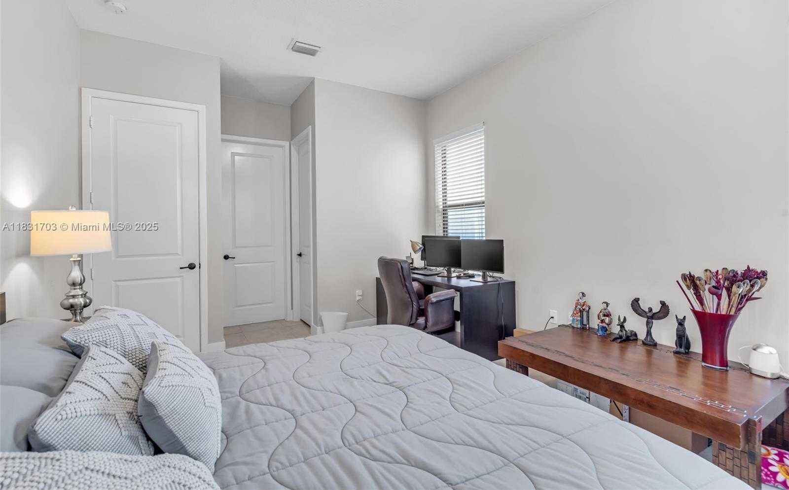 Small Image of 3274 WEST 96TH PL, Hialeah Number 16