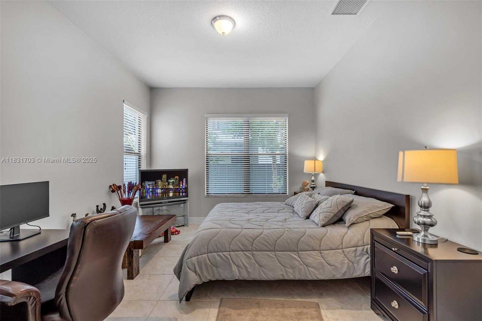 Small Image of 3274 WEST 96TH PL, Hialeah Number 17