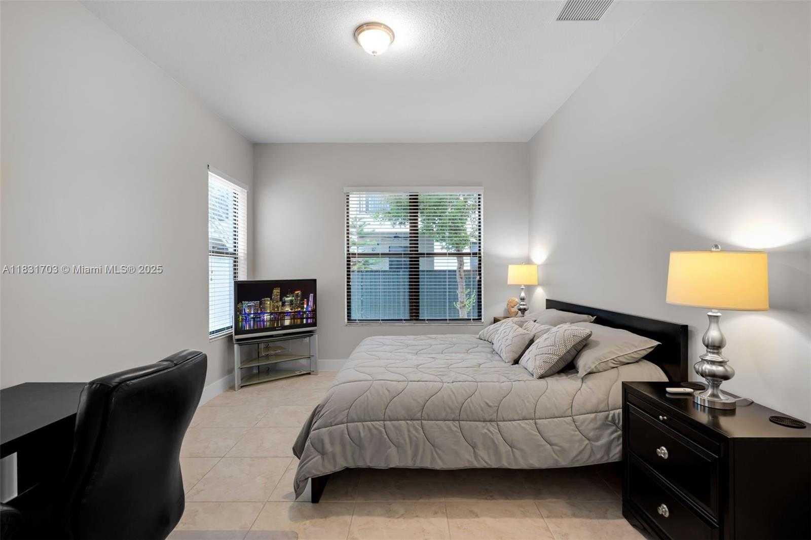 Small Image of 3274 WEST 96TH PL, Hialeah Number 21
