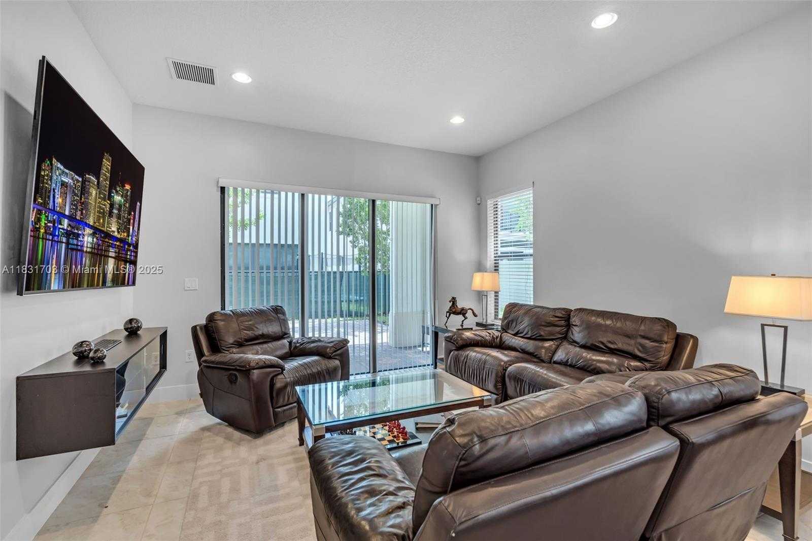 Small Image of 3274 WEST 96TH PL, Hialeah Number 7