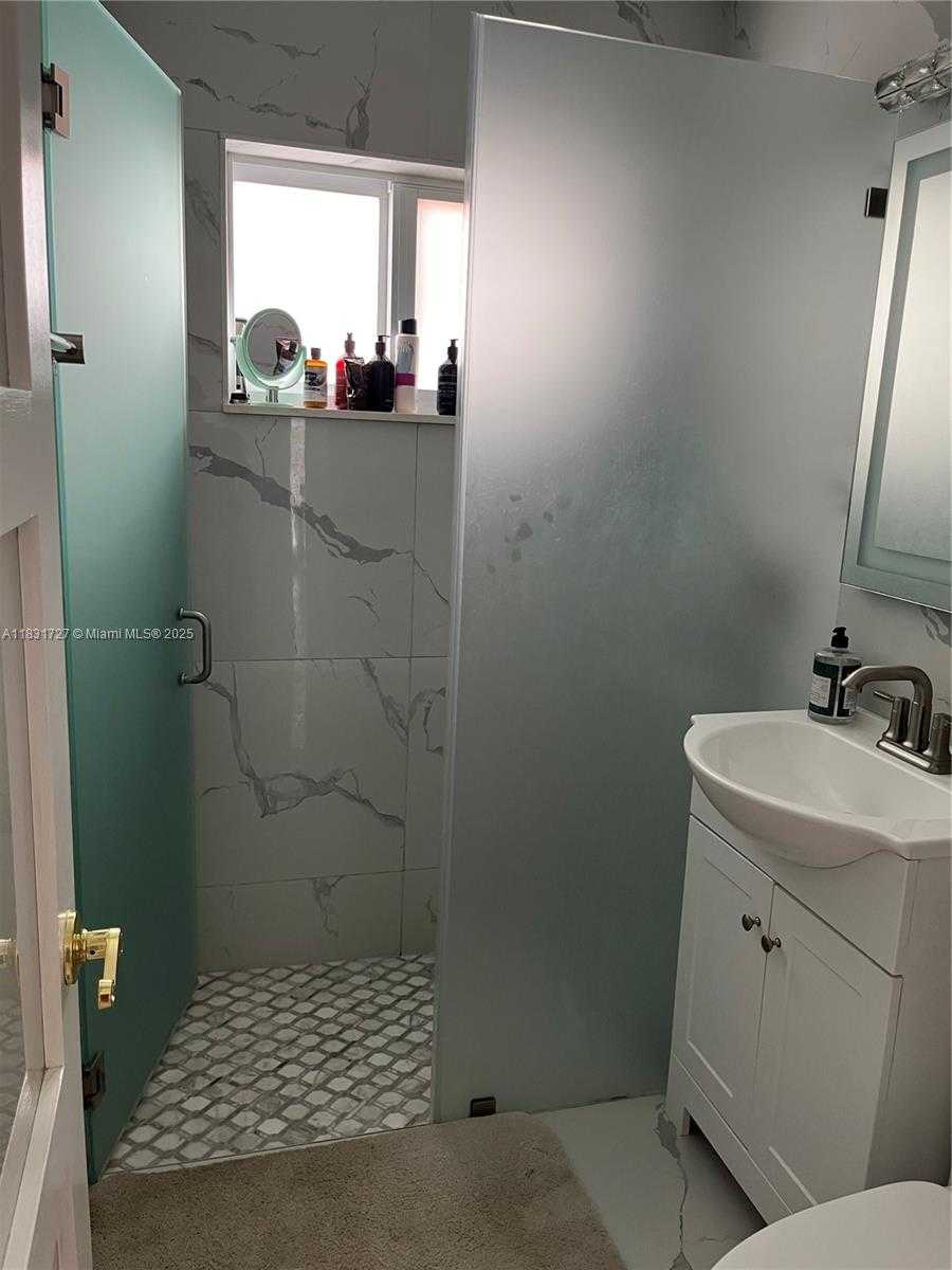 Small Image of 1014 WEST 68TH ST, Hialeah Number 11