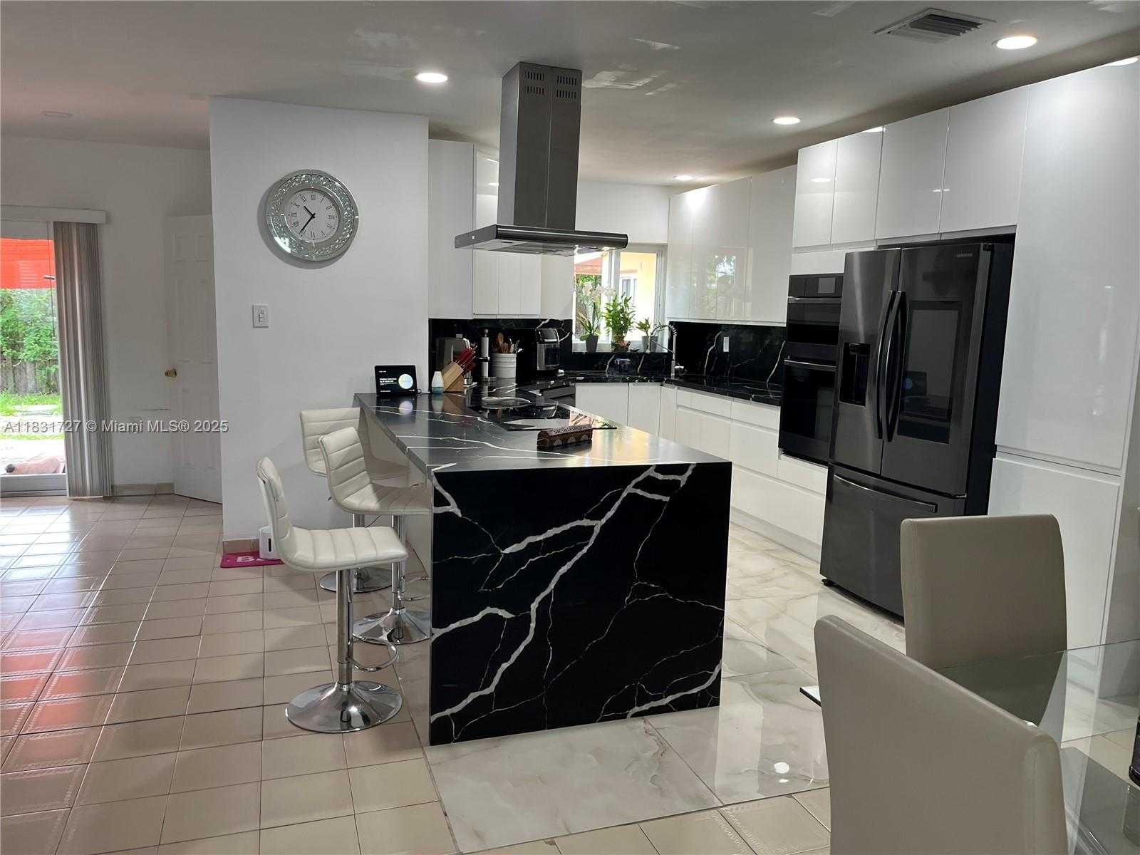 Small Image of 1014 WEST 68TH ST, Hialeah Number 2