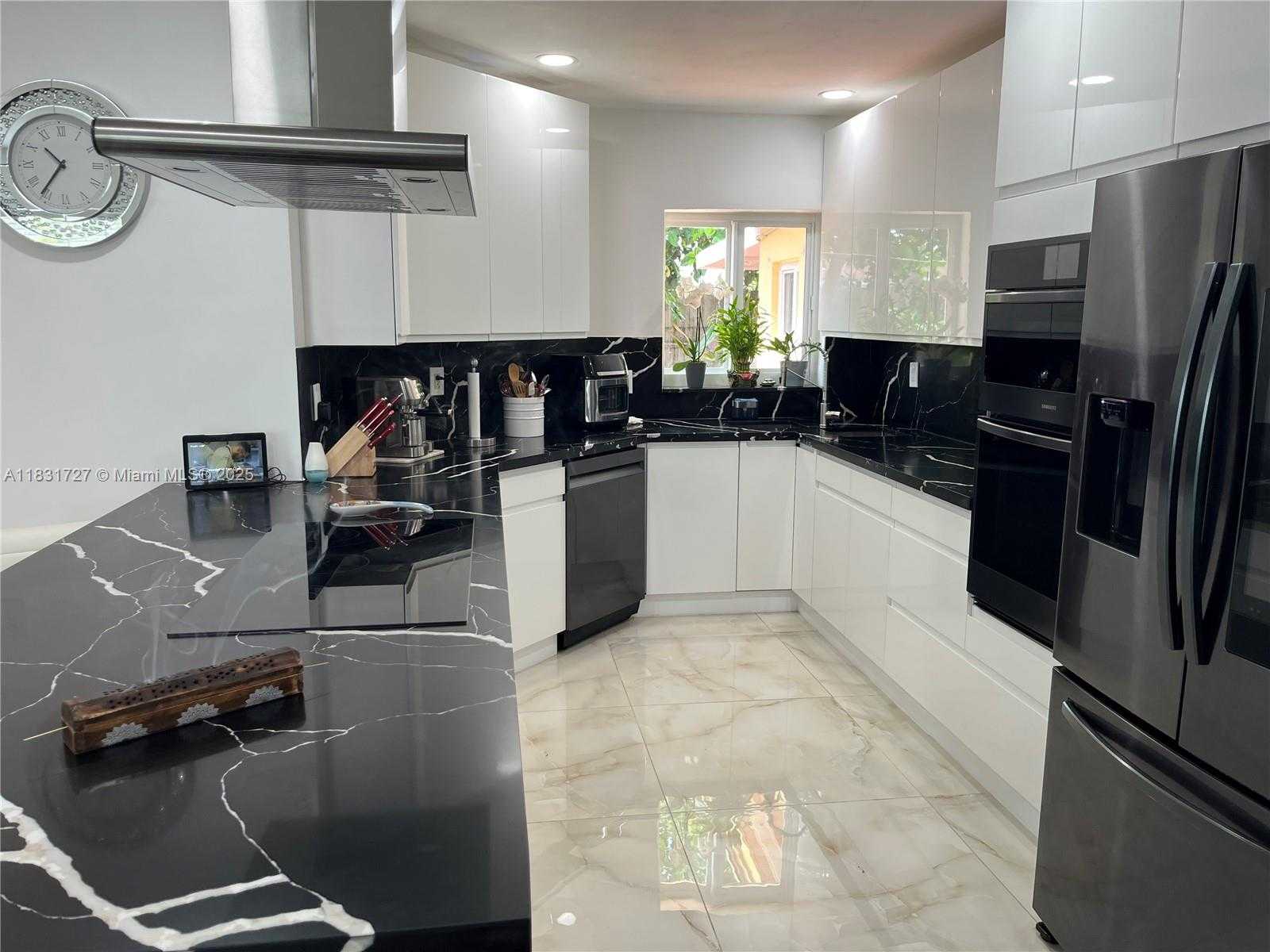 Small Image of 1014 WEST 68TH ST, Hialeah Number 3