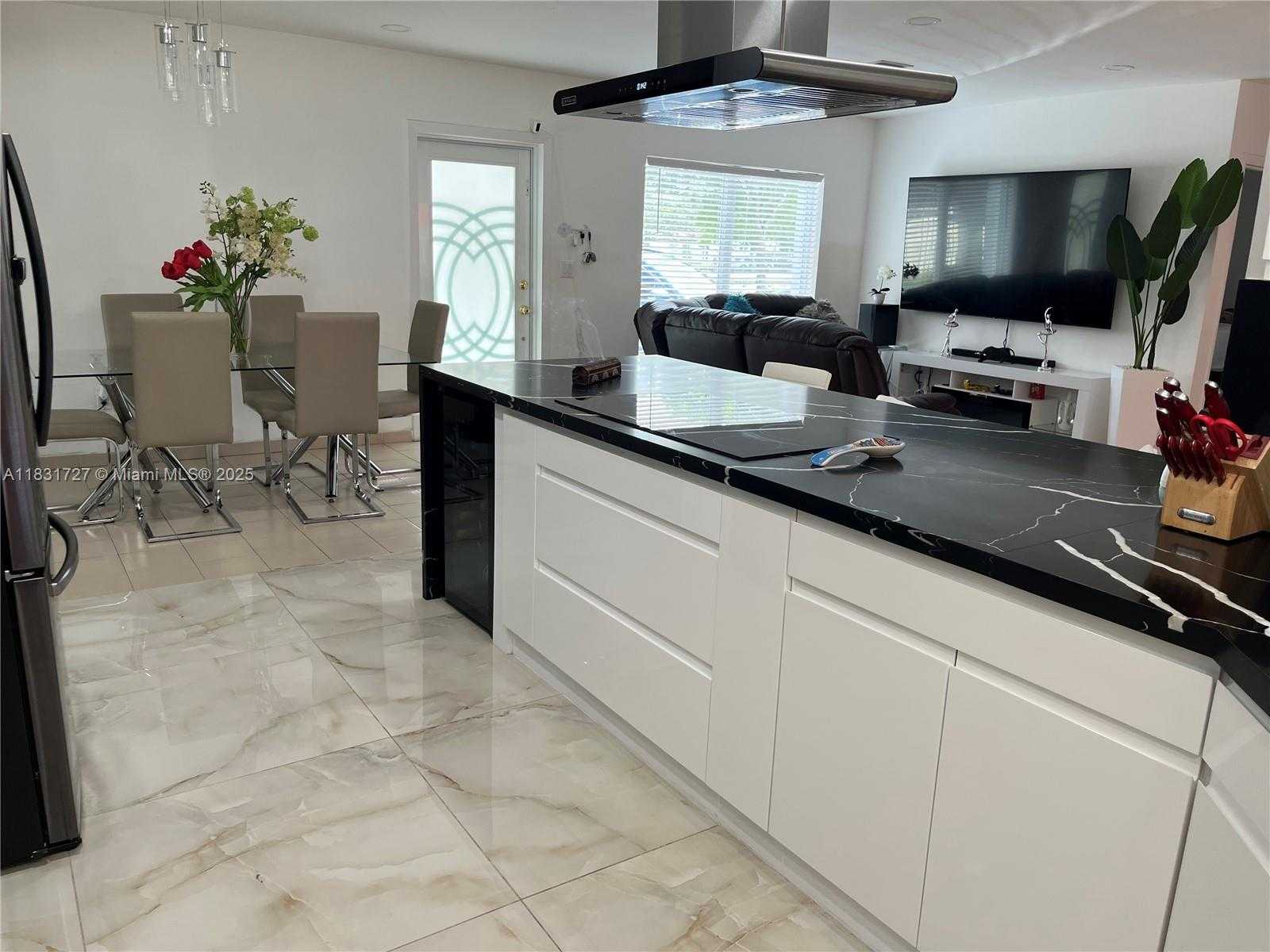 Small Image of 1014 WEST 68TH ST, Hialeah Number 4