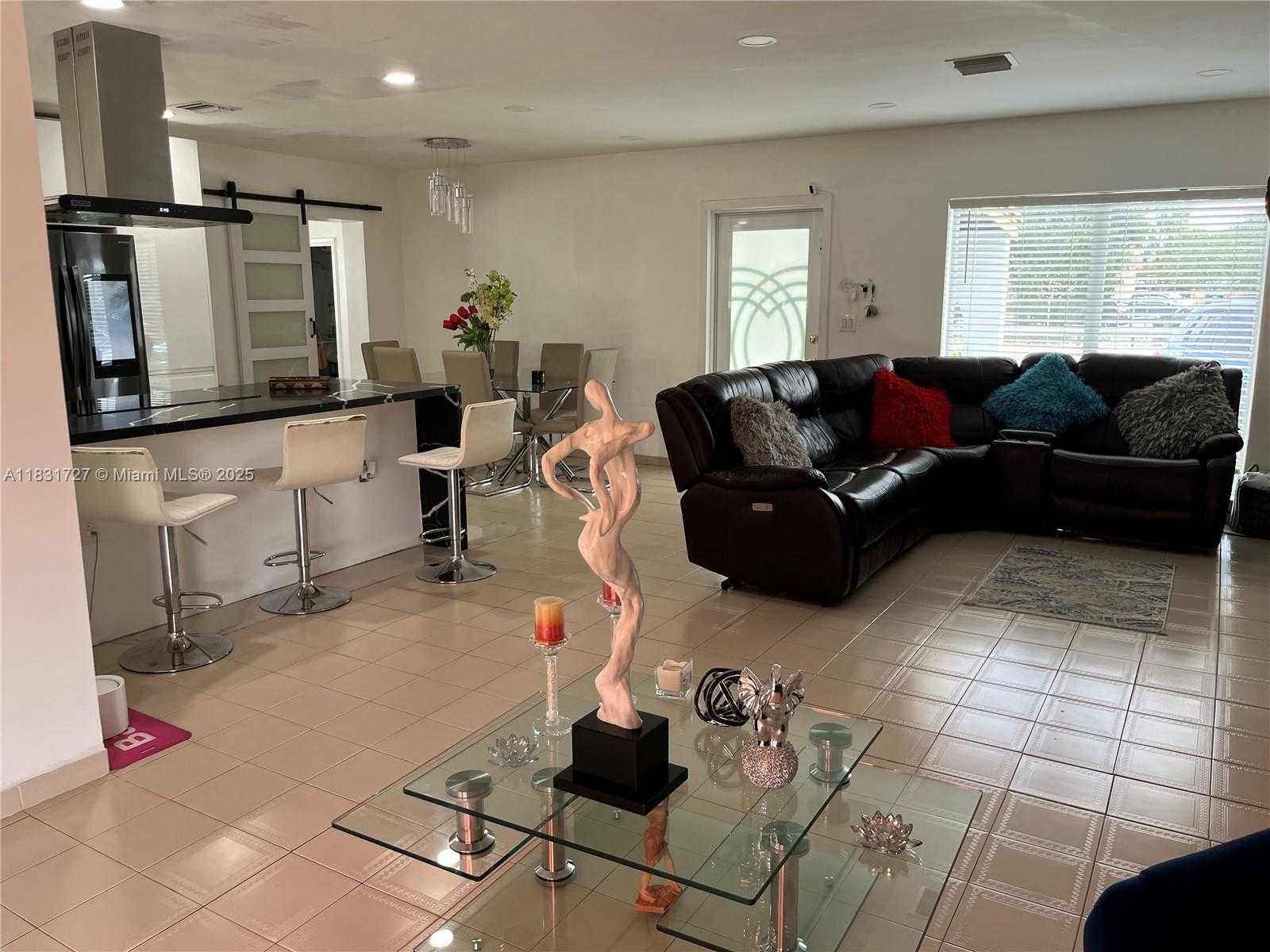 Small Image of 1014 WEST 68TH ST, Hialeah Number 7