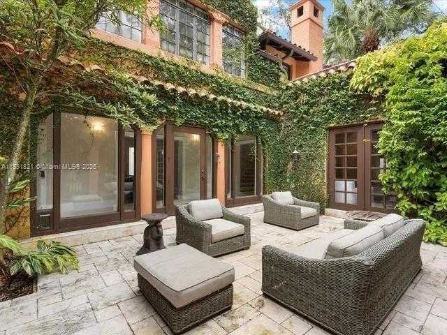 Small Image of 1006 SOUTH GREENWAY DR, Coral Gables Number 16