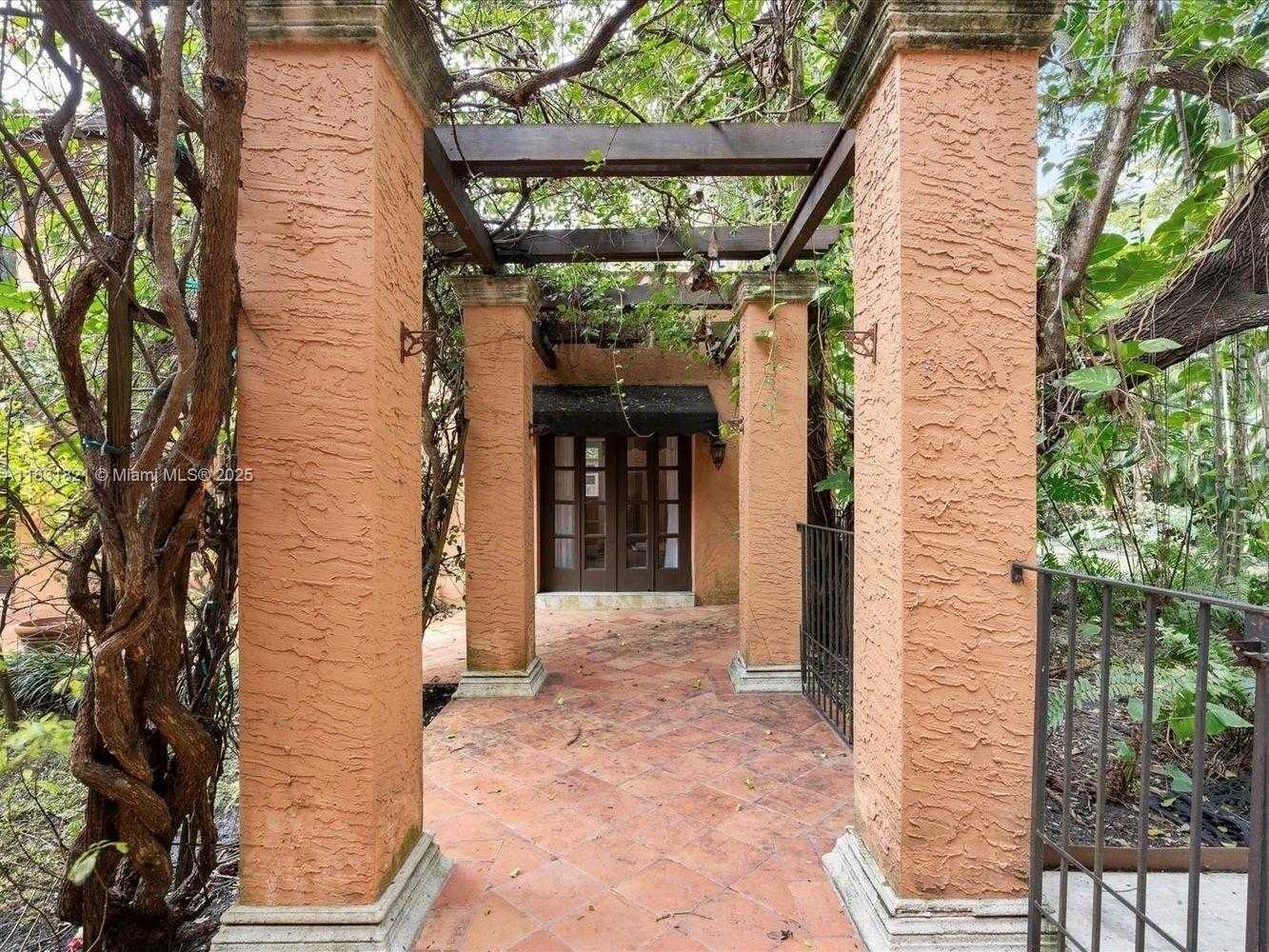 Small Image of 1006 SOUTH GREENWAY DR, Coral Gables Number 17