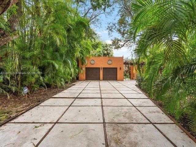 Small Image of 1006 SOUTH GREENWAY DR, Coral Gables Number 2