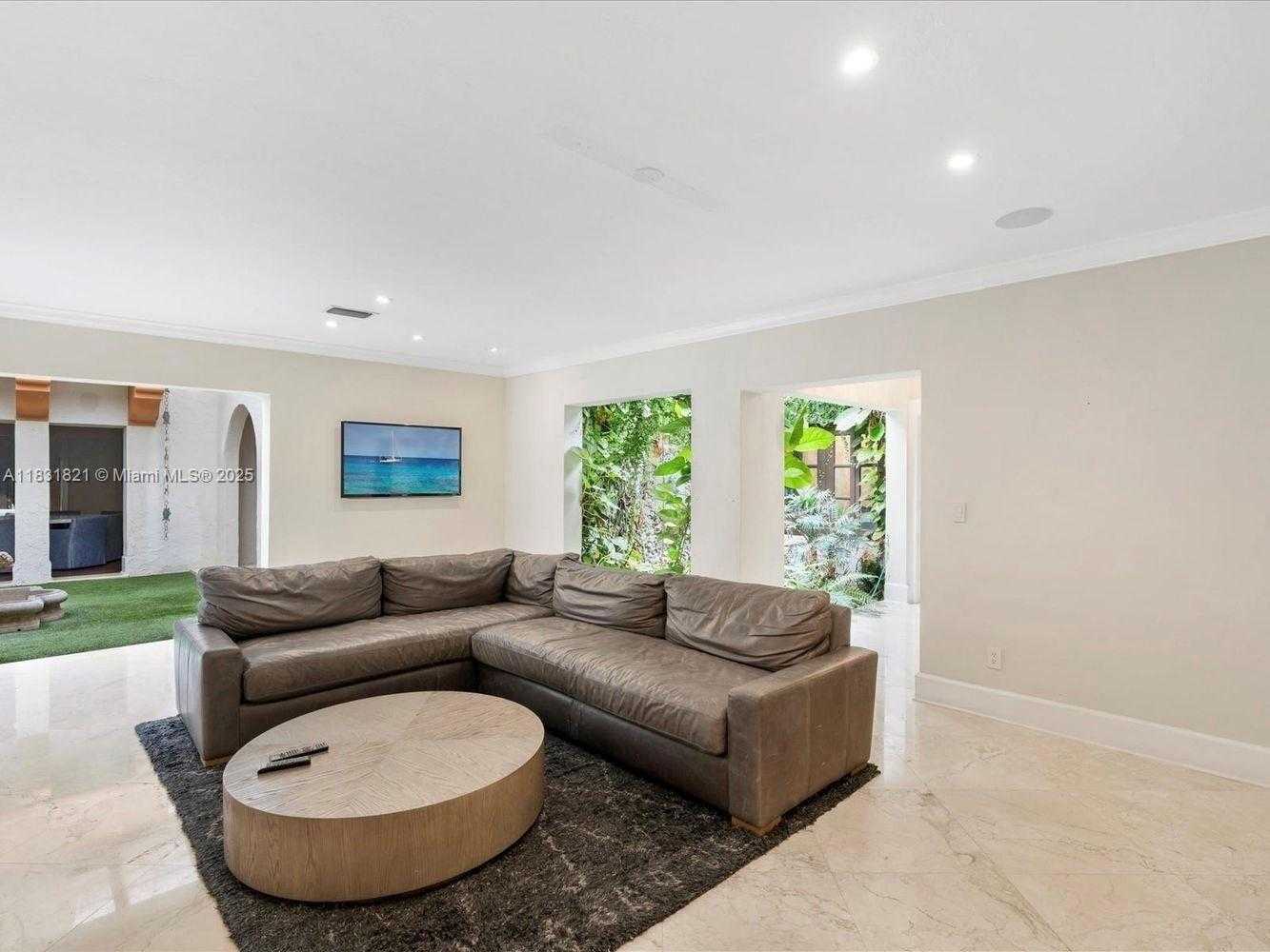 Small Image of 1006 SOUTH GREENWAY DR, Coral Gables Number 4