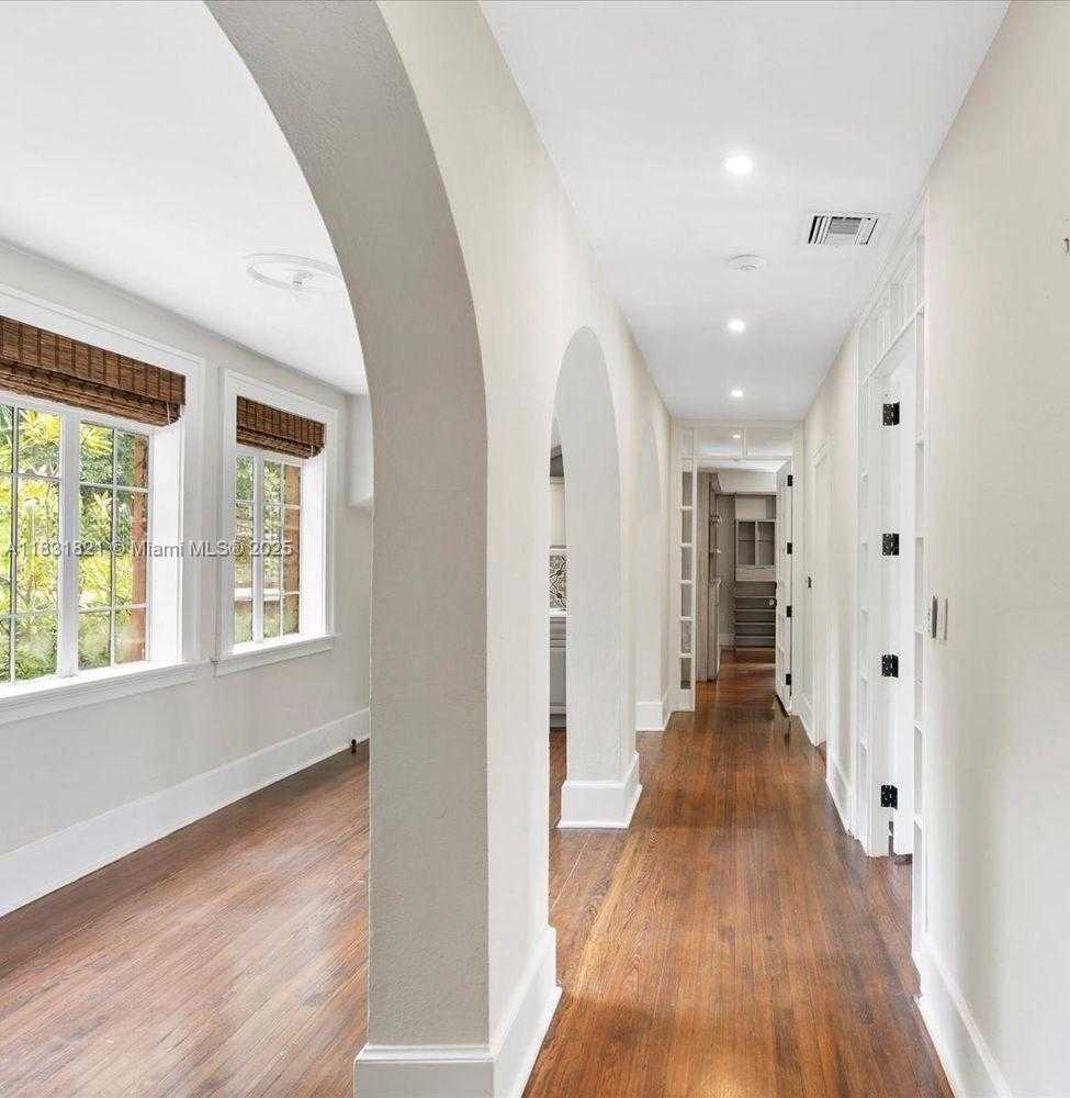 Small Image of 1006 SOUTH GREENWAY DR, Coral Gables Number 7