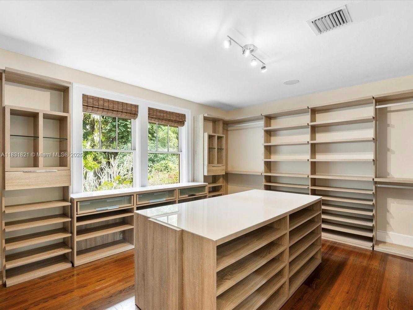 Small Image of 1006 SOUTH GREENWAY DR, Coral Gables Number 8