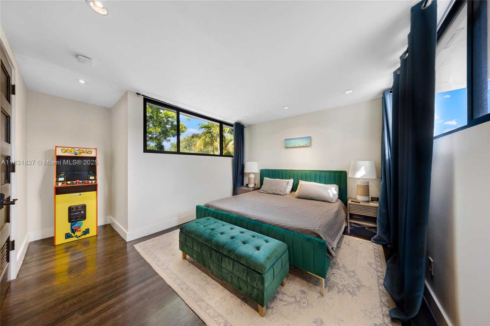Small Image of 1548 BIARRITZ DR, Miami Beach Number 24