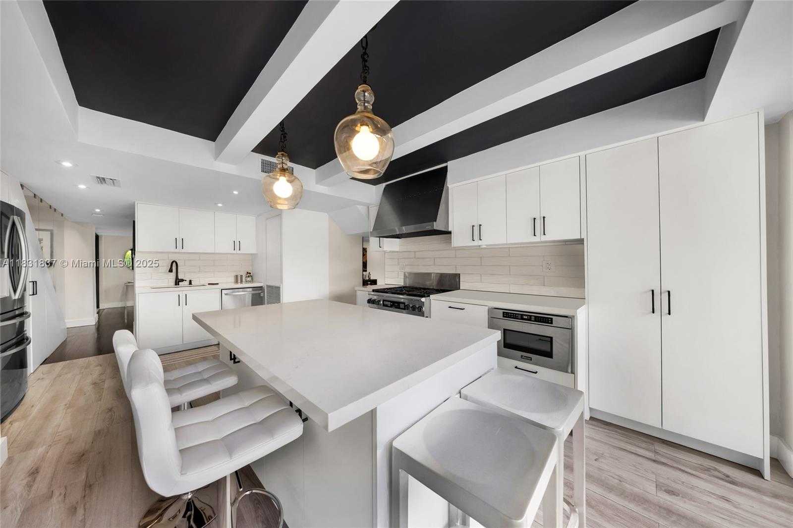 Small Image of 1548 BIARRITZ DR, Miami Beach Number 3