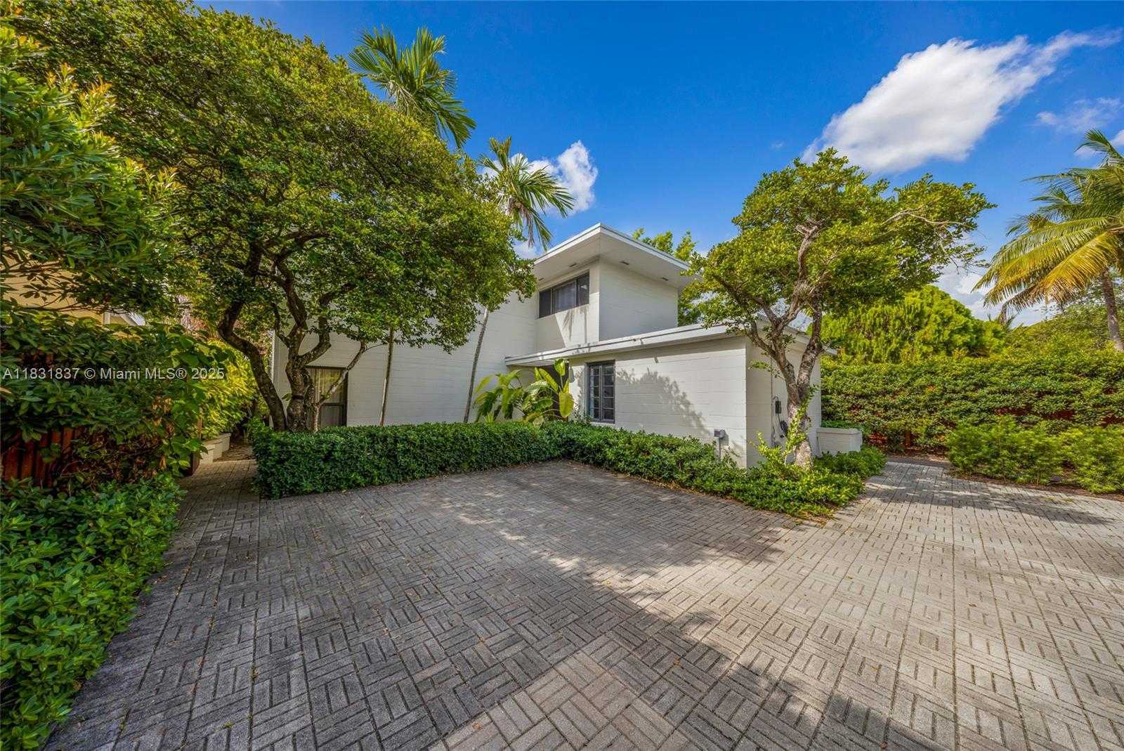 Small Image of 1548 BIARRITZ DR, Miami Beach Number 32