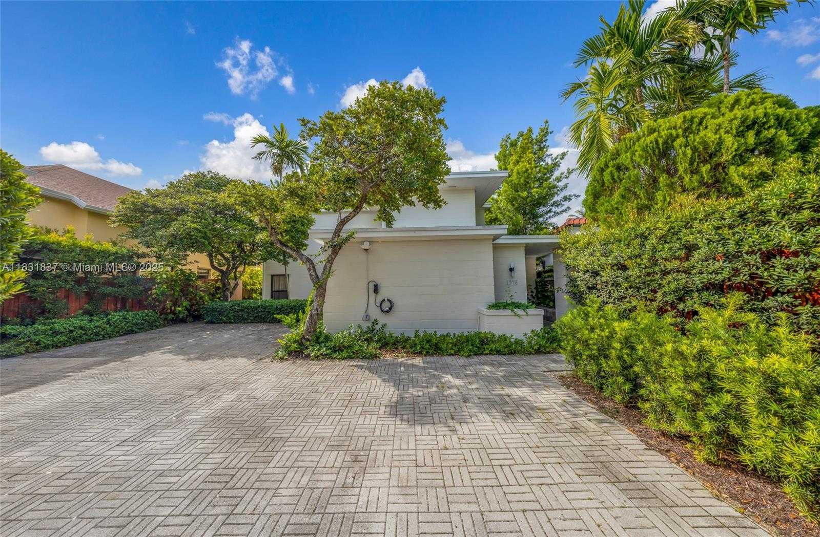 Small Image of 1548 BIARRITZ DR, Miami Beach Number 33