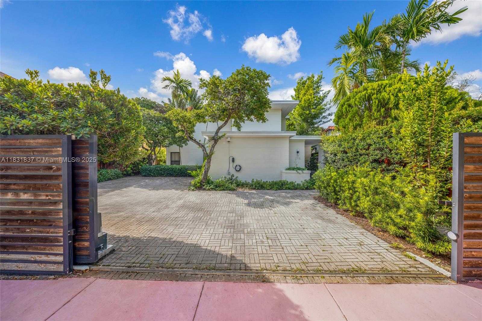 Small Image of 1548 BIARRITZ DR, Miami Beach Number 35