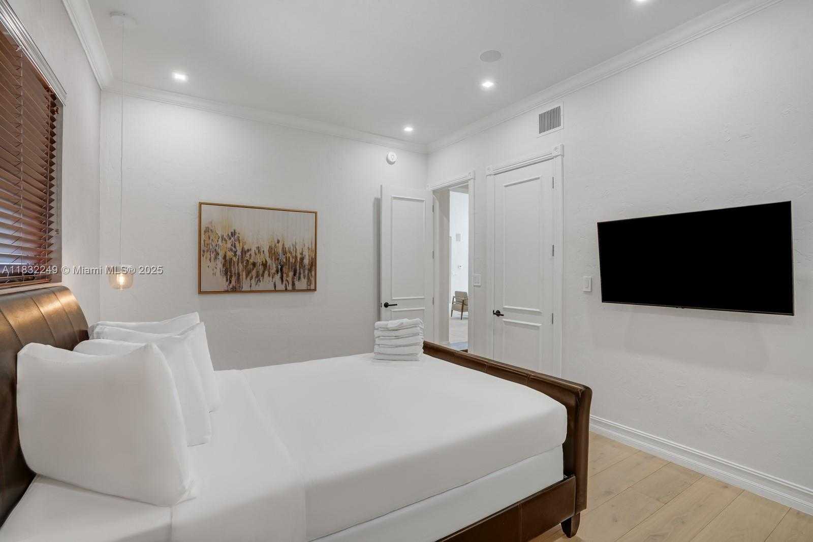 Small Image of 168 FIESTA WAY, Fort Lauderdale Number 25