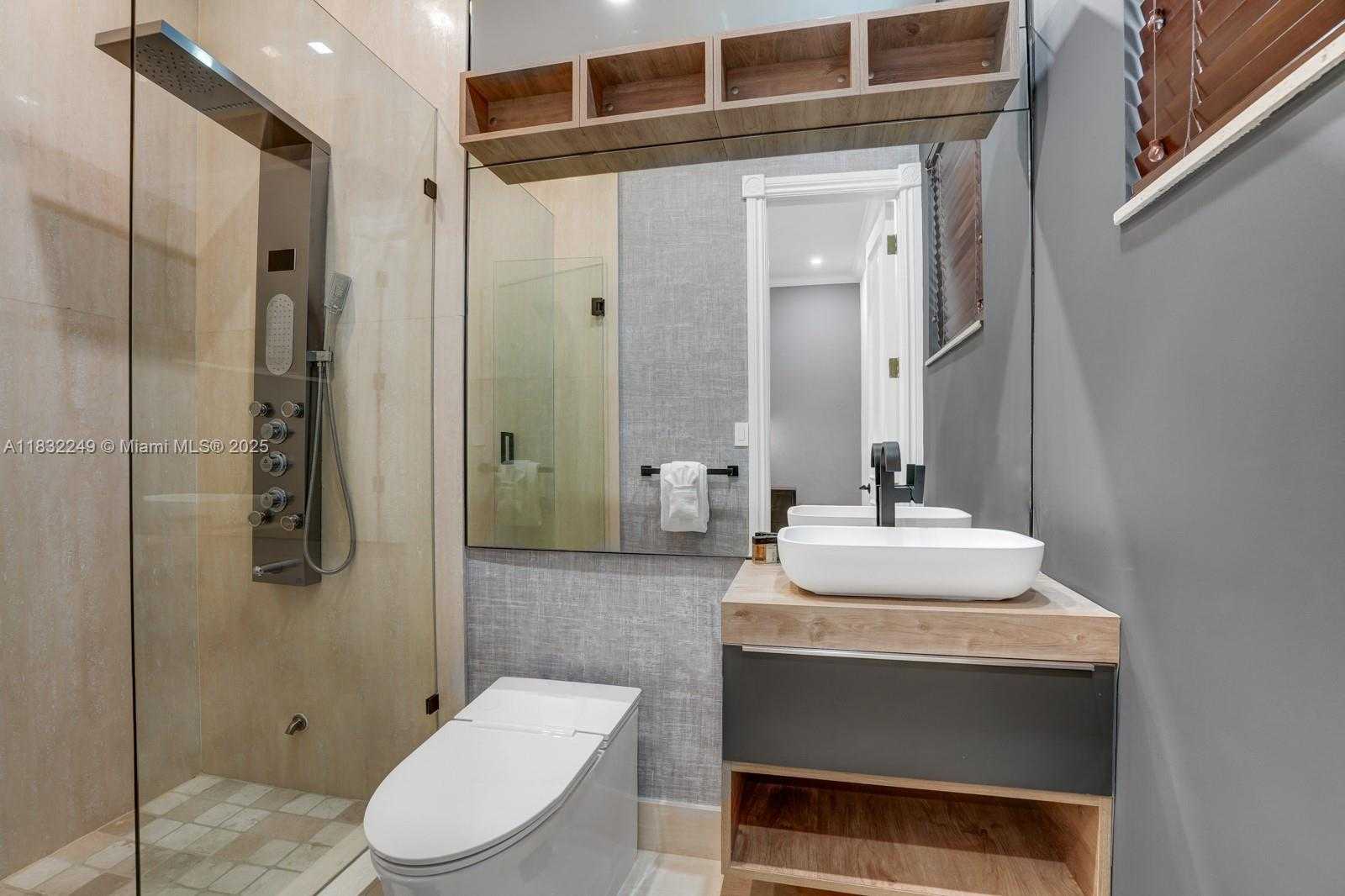 Small Image of 168 FIESTA WAY, Fort Lauderdale Number 26