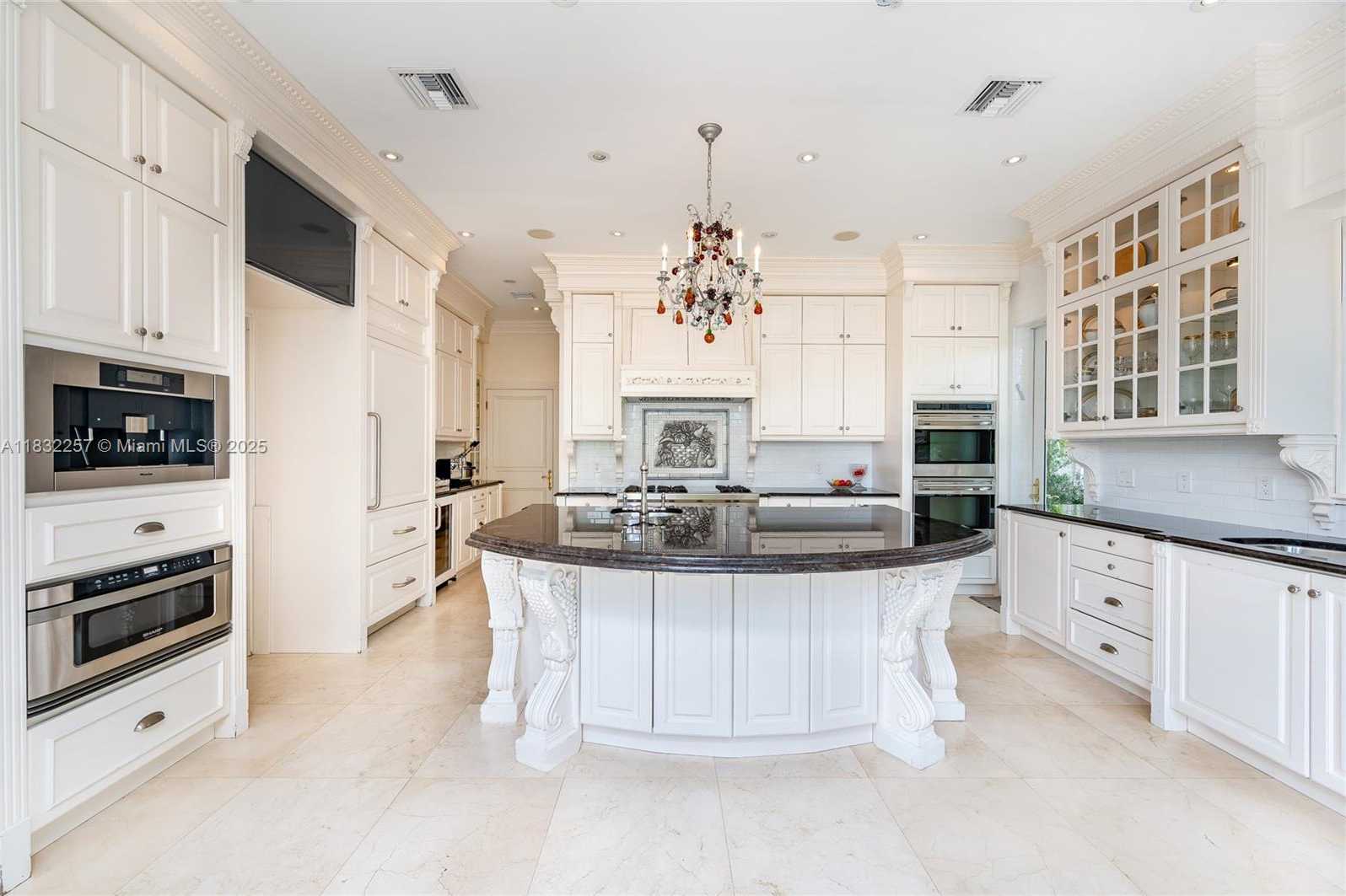 Small Image of 4539 PINE TREE DR, Miami Beach Number 12