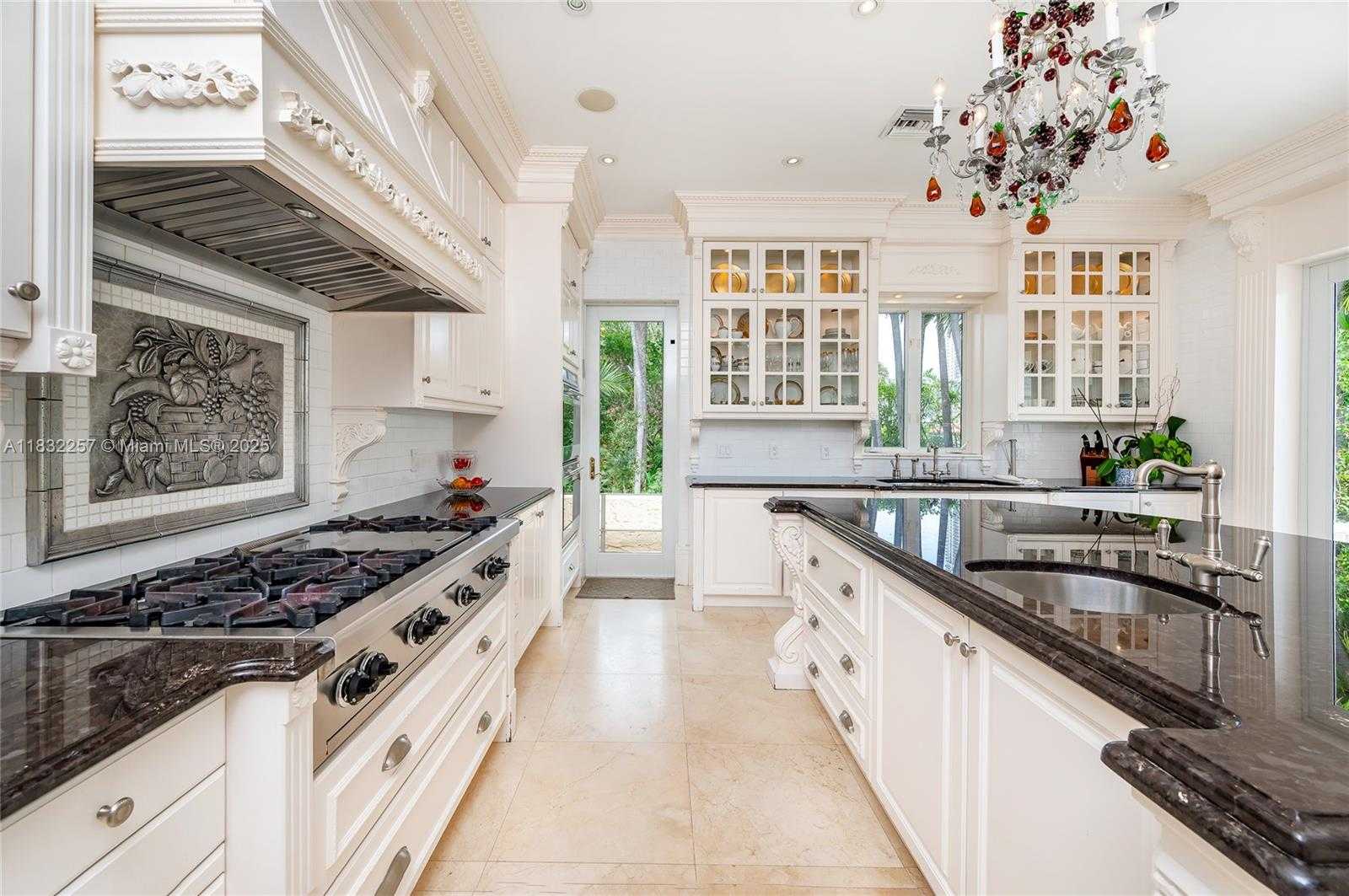 Small Image of 4539 PINE TREE DR, Miami Beach Number 13