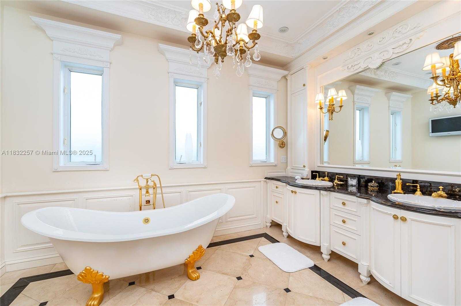 Small Image of 4539 PINE TREE DR, Miami Beach Number 16