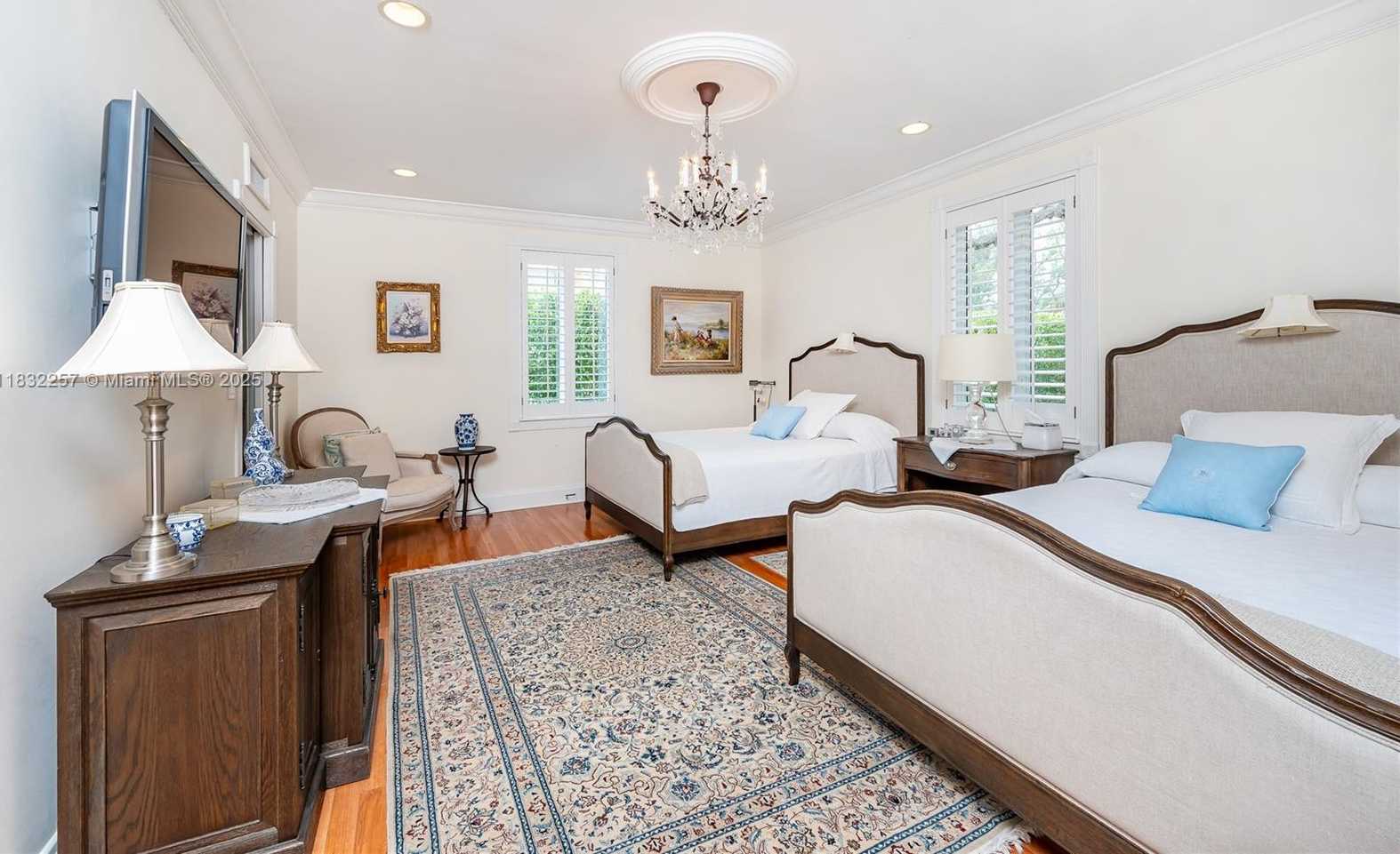 Small Image of 4539 PINE TREE DR, Miami Beach Number 17